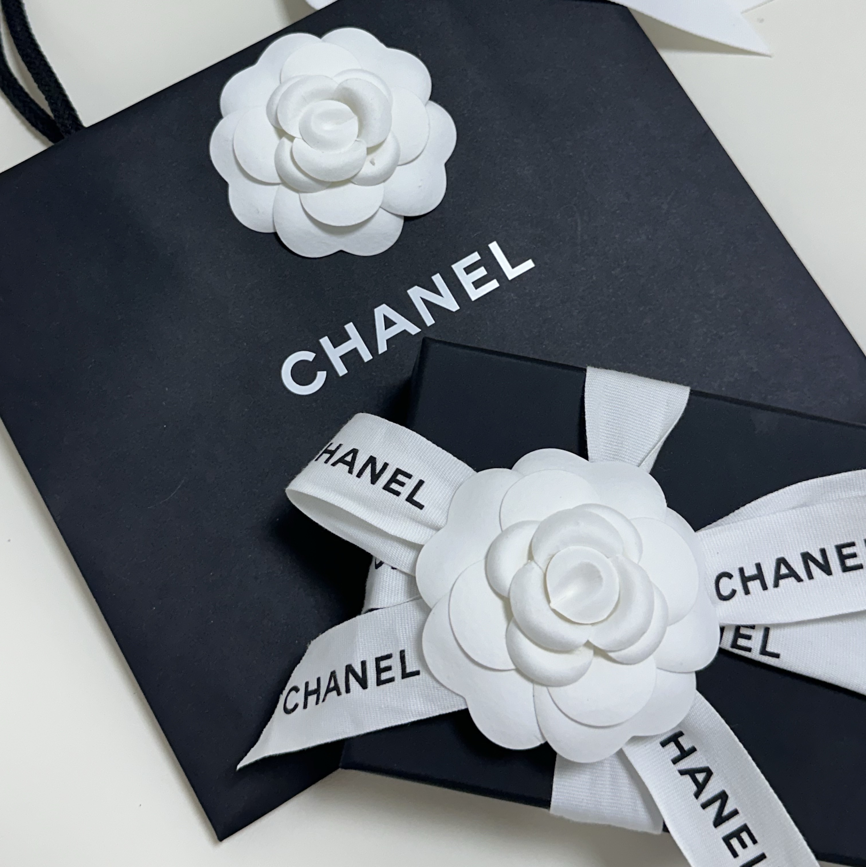 Chanel Classic Card Holder Grained Calfskin & Silver Black 착용 스타일 - 1