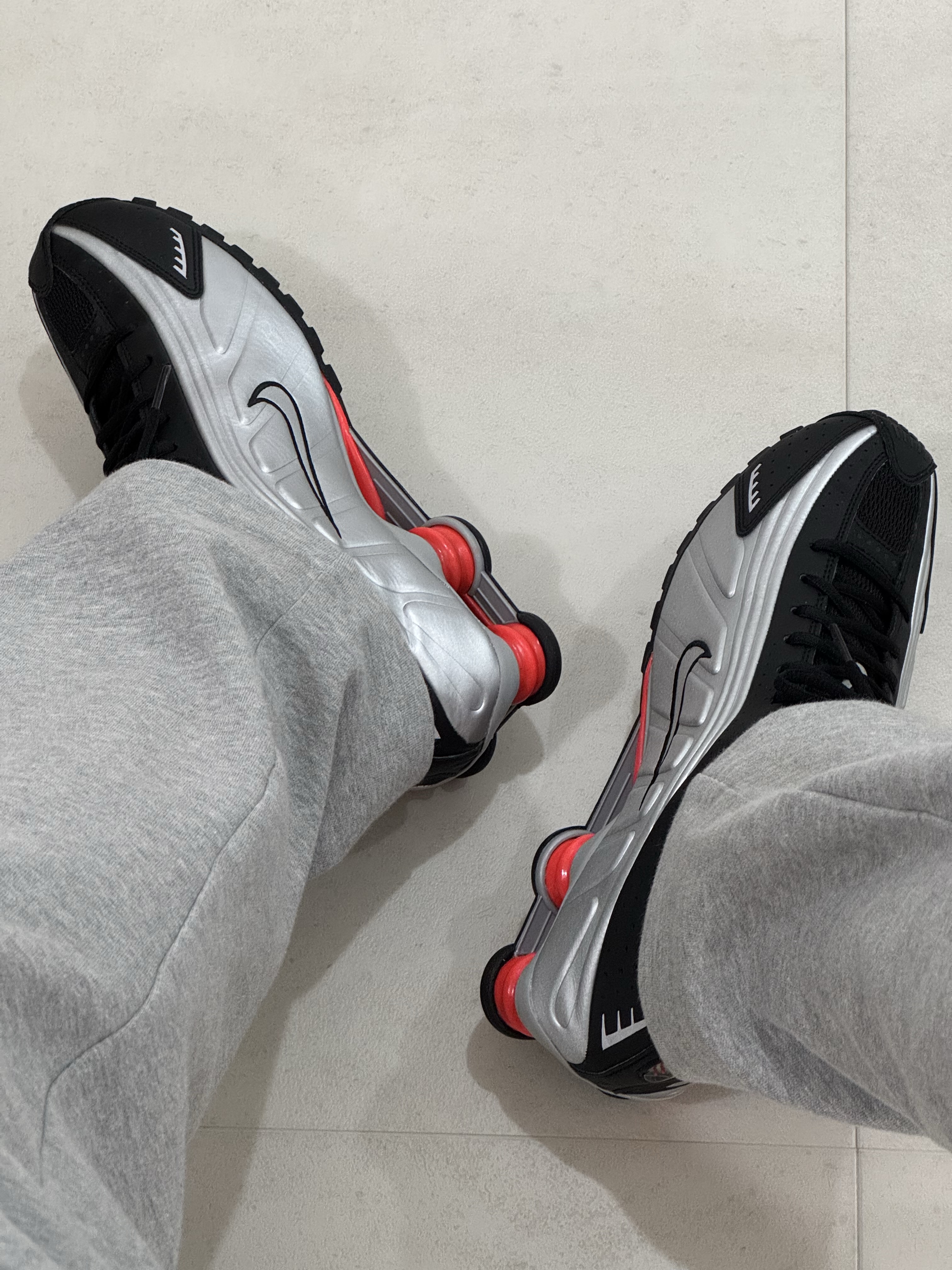 Nike Shox R4 Metallic Silver Red, Nike Shox R4 Black and Metallic Silver 착용 스타일 - 1