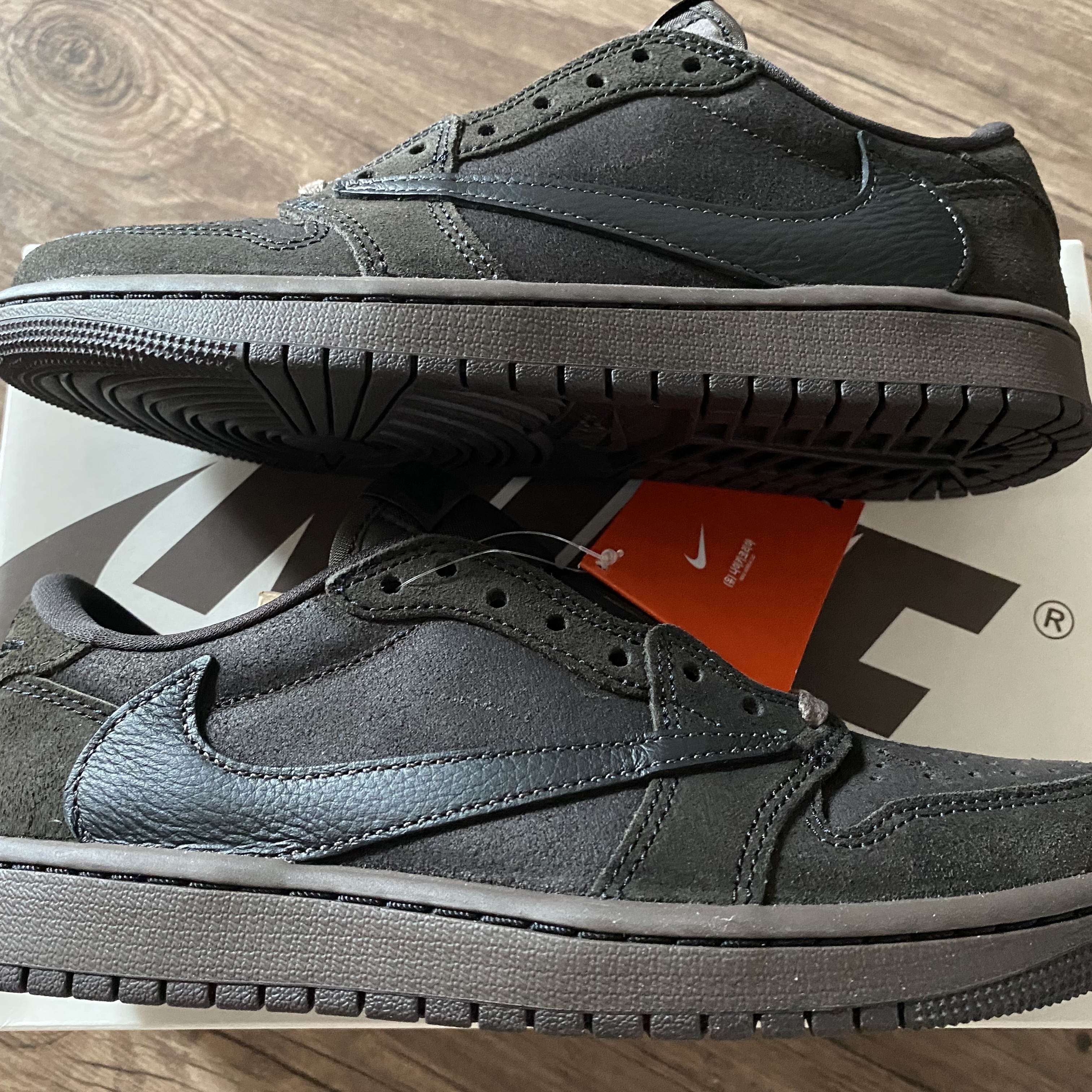 Jordan 1 x Travis Scott Retro Low OG SP Velvet Brown and Dark Mocha 착용 스타일 - 1