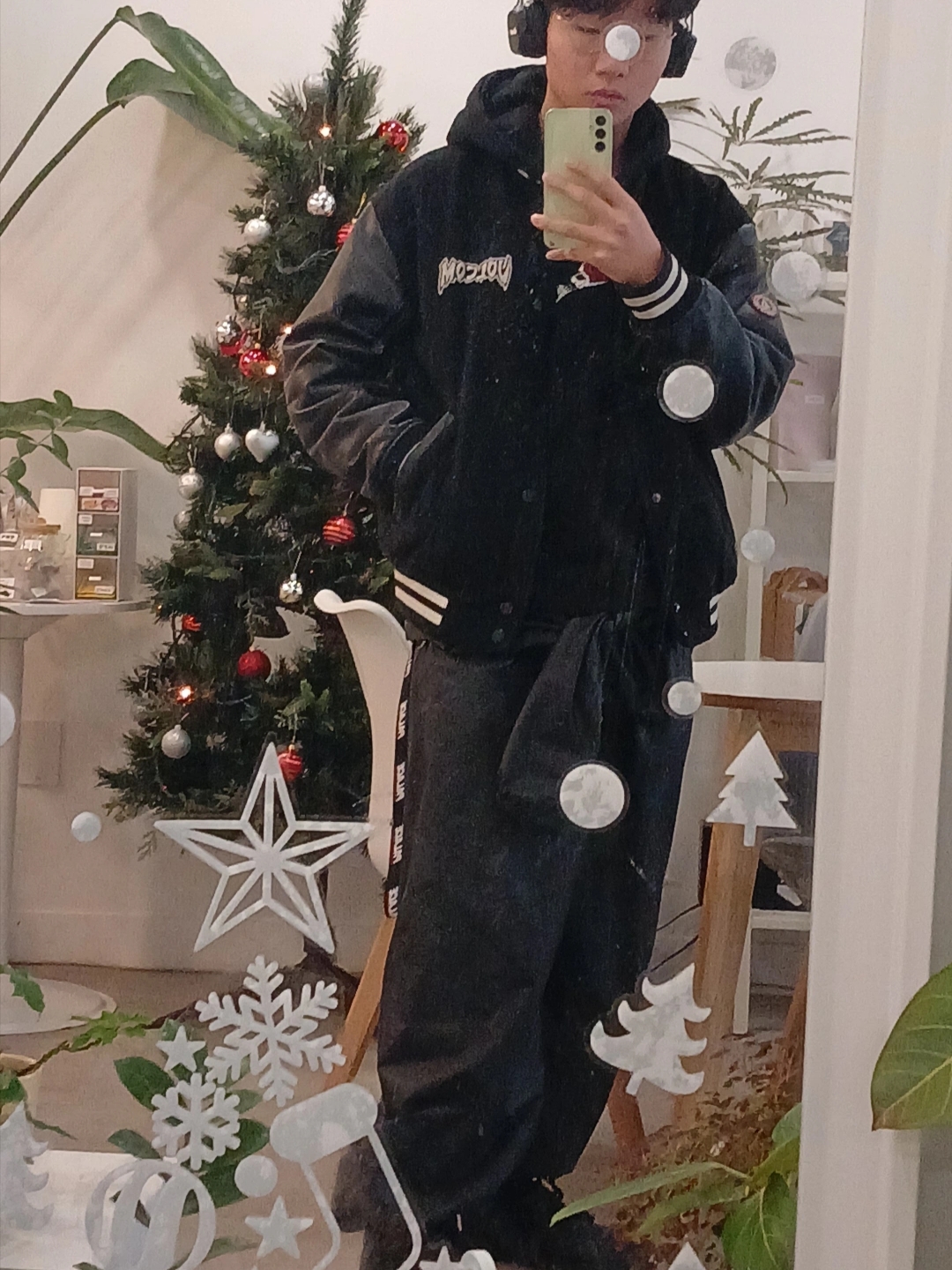 [7% 적립] Marshall Major V Black (Sovico AV Ver.), Yeezy Gap Engineered By Balenciaga Coated Cotton Overalls Black 착용 스타일 - 1