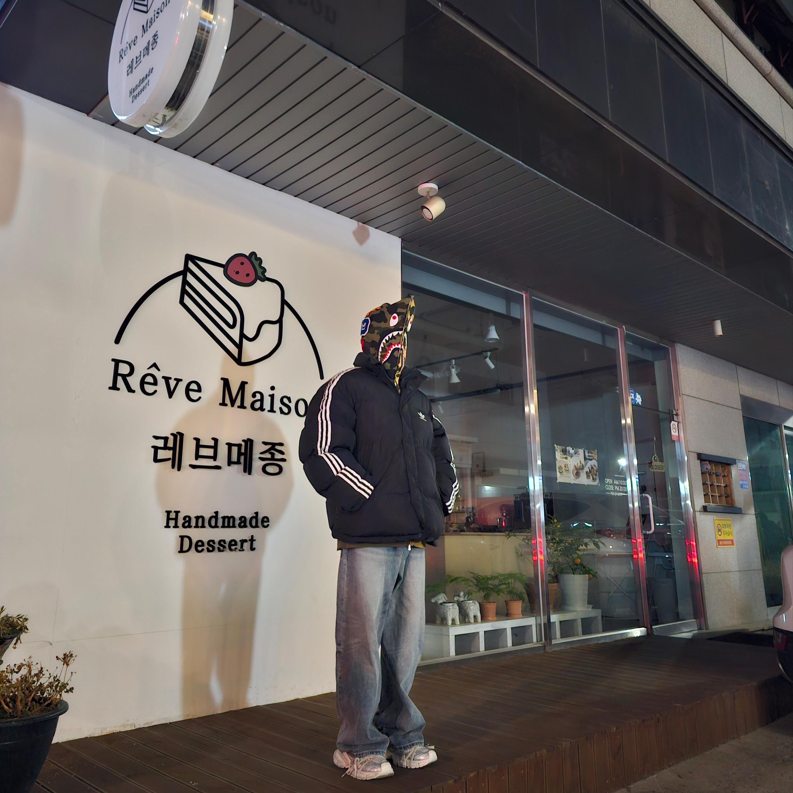 BAPE 1st Camo Separate Shark Full Zip Hoodie Yellow, Balenciaga 3XL Sneakers Light Beige 착용 스타일