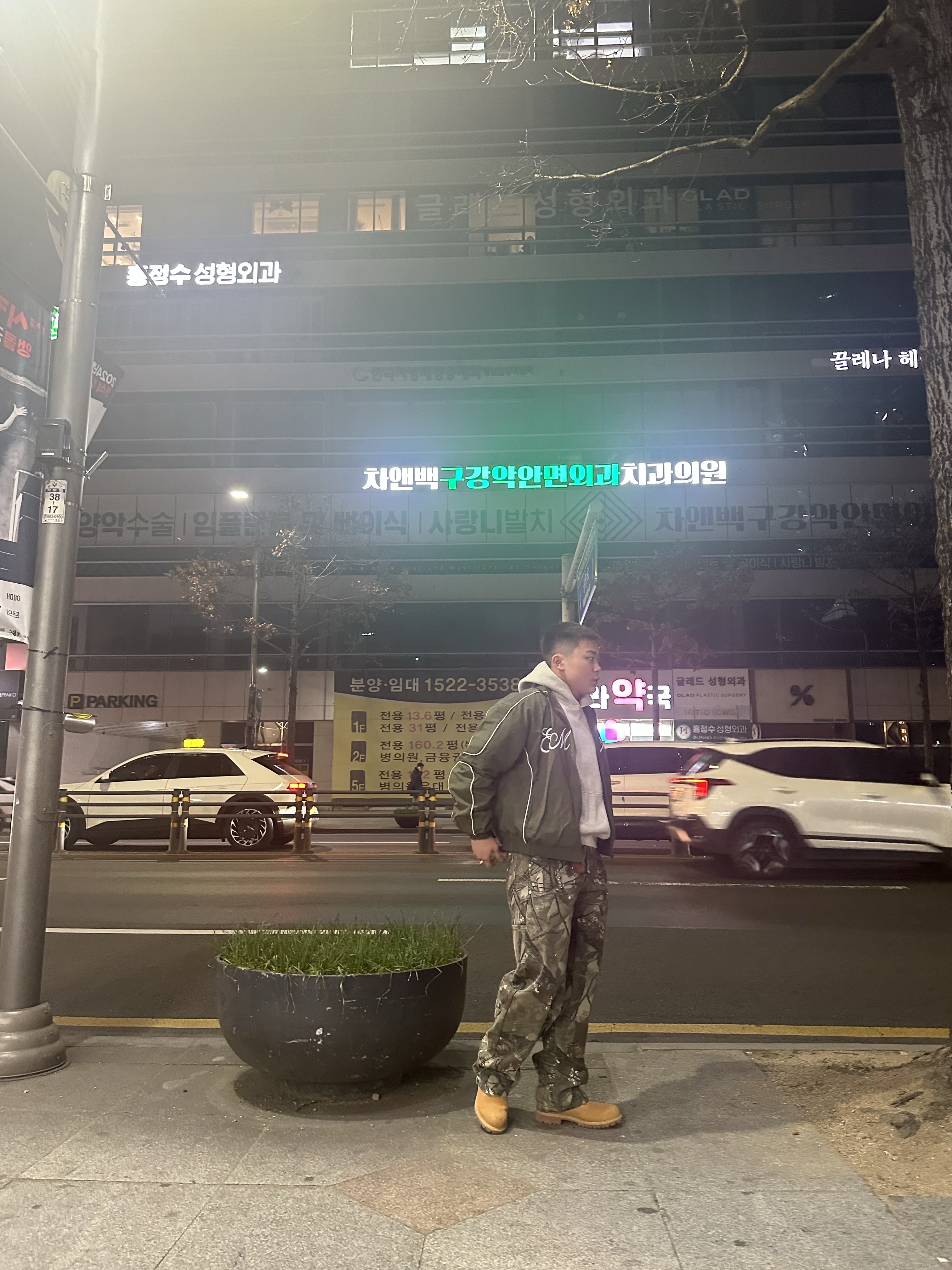 Essentials The Core Collection Hoodie Light Oatmeal, Supreme Fuck Money Beanie Olive - 24FW 착용 스타일 - 4