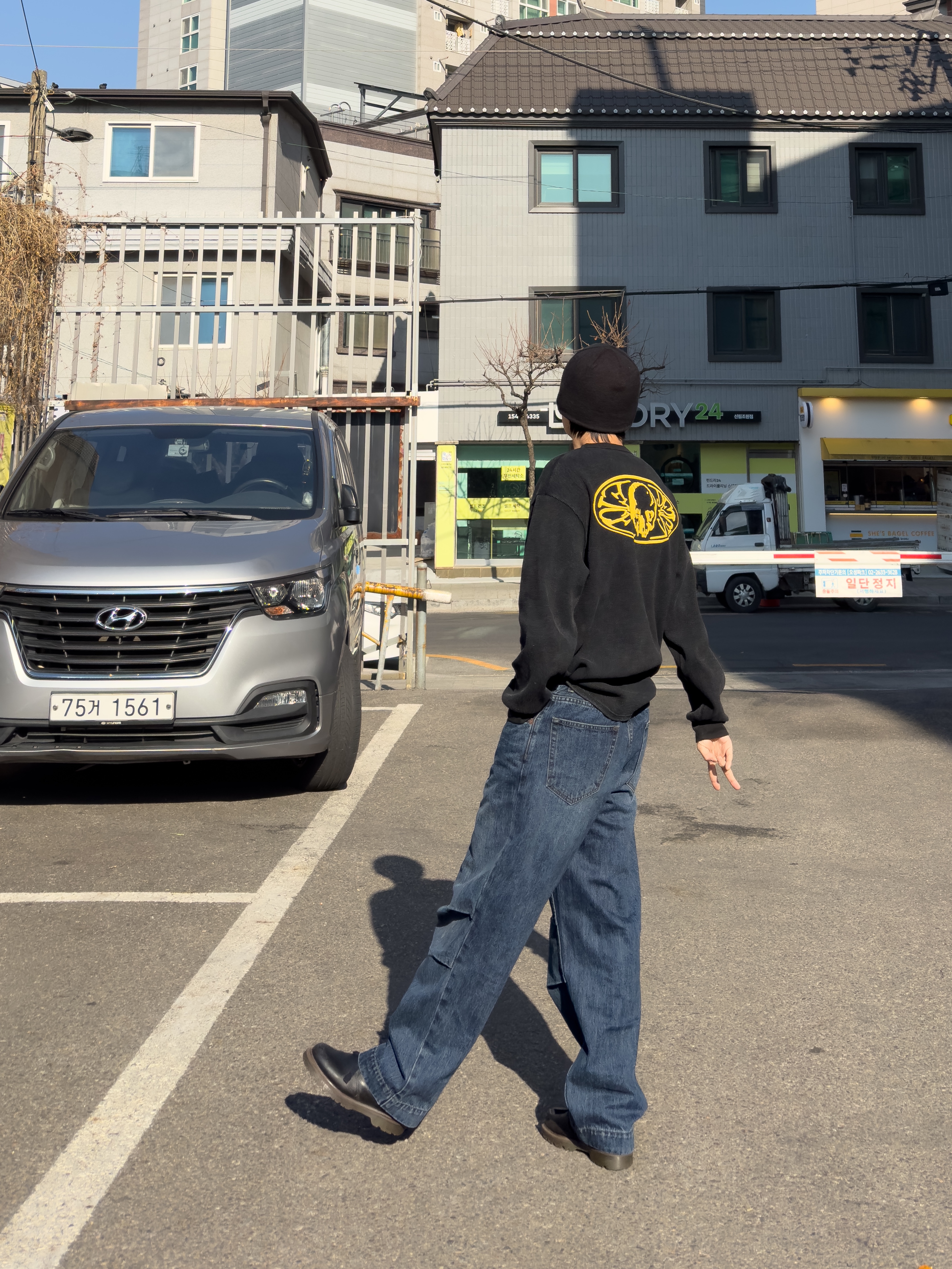 Dr. Martens 2976 Chelsea Black Smooth, ETCE Prototype Henley Neck Waffle Knit Charcoal Yellow 착용 스타일