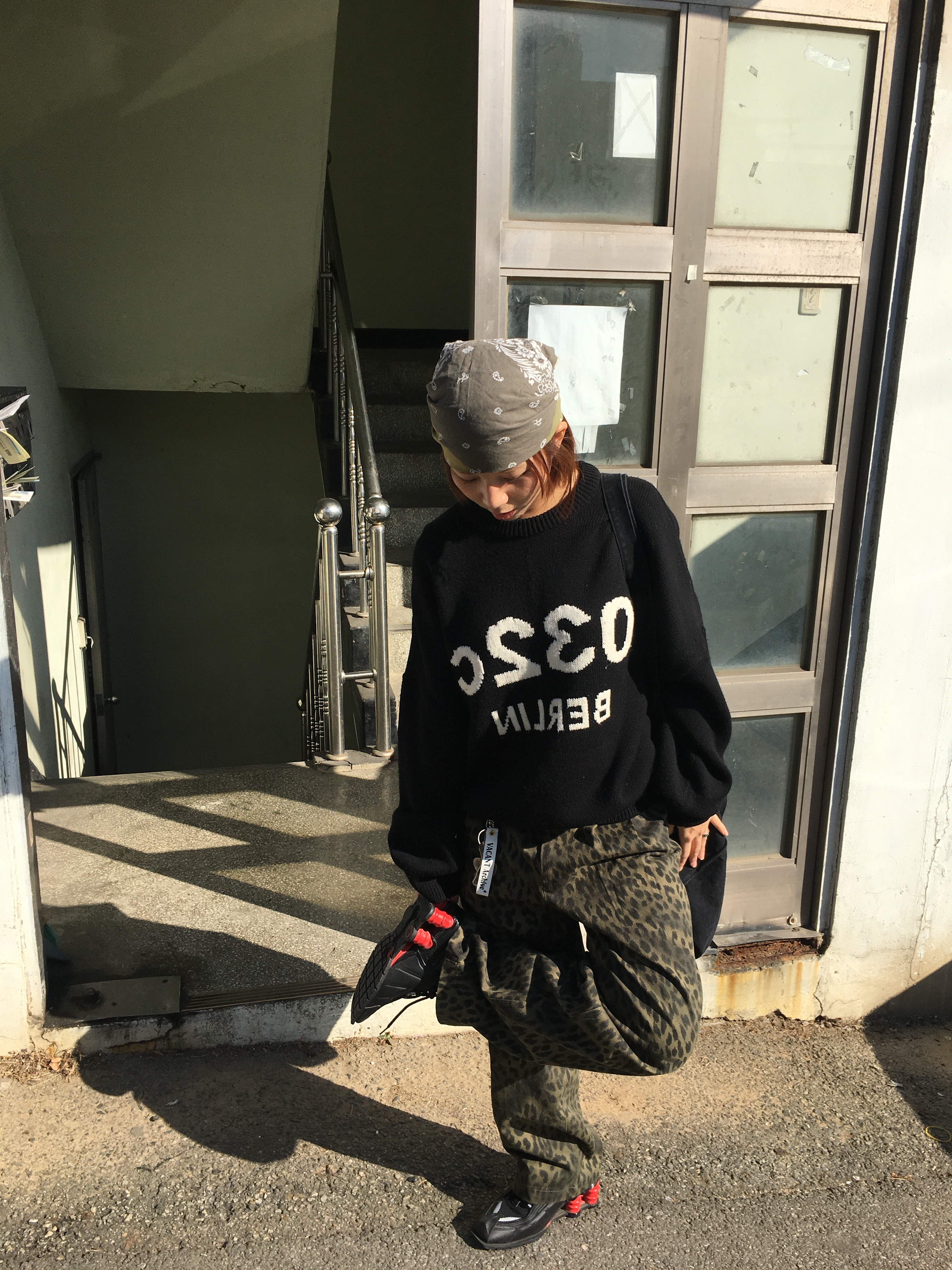 Kapital Fastcolor Selvedge Bandana Garden Patchwork Khaki, 032c Selfie Sweater 착용 스타일 - 2
