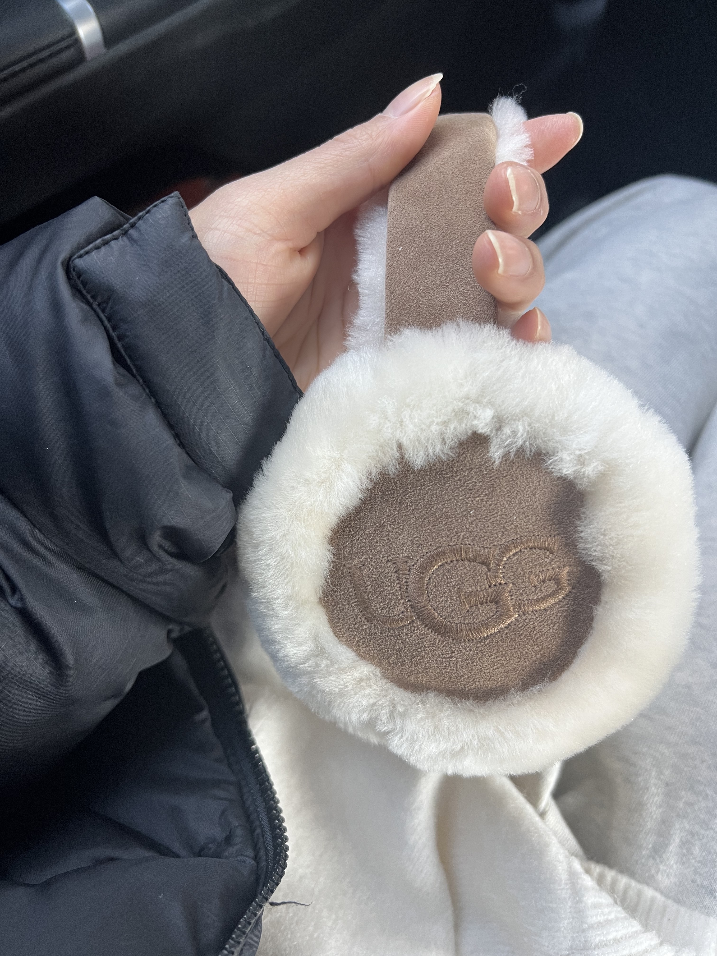 (W) UGG Embroidered Logo Earmuff Chestnut 착용 스타일