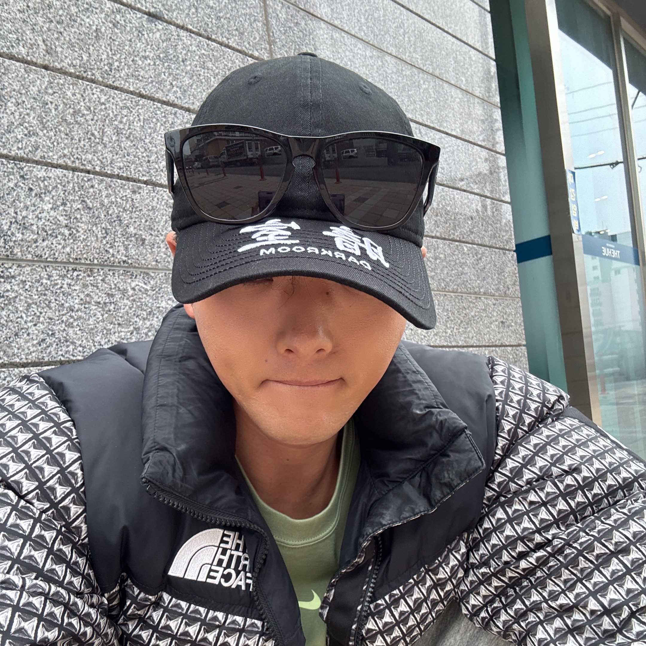 Darkr8m Studio x New Era Unstructured Ball Cap Black, Nike x Drake Nocta Max 90 T-Shirt Oil Green (FN7663-386) 착용 스타일 - 2