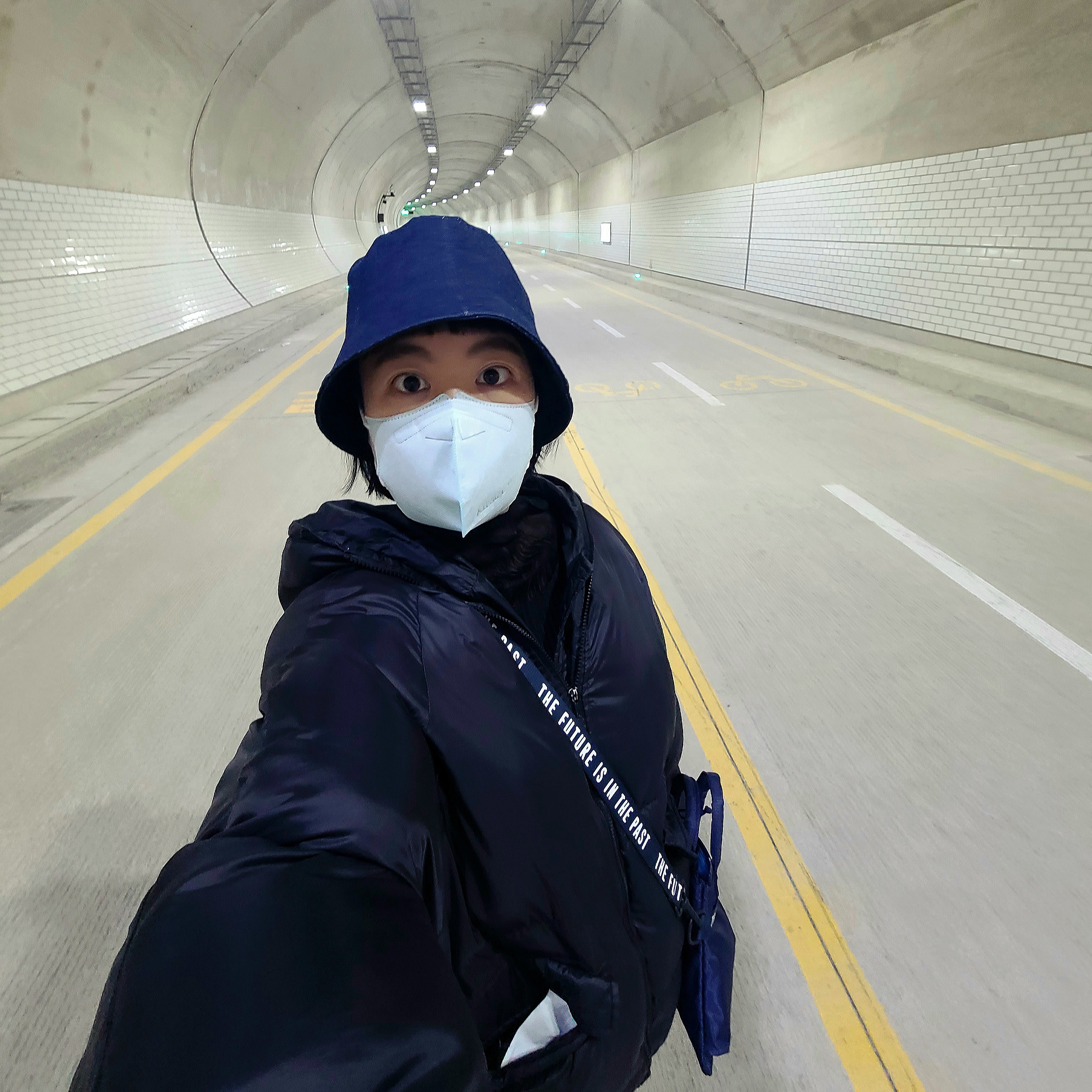 Human Made Mini Helmet Bag Navy 착용 스타일 - 2