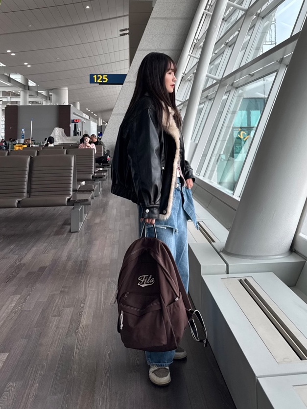 Jordan 1 x Travis Scott Retro Low OG SP Sail and Ridgerock, (W) Thom Browne Merino Wool Crisscross Cable Stitch 3/4 Sleeve V-Neck Cardigan Medium Brown 착용 스타일 - 2