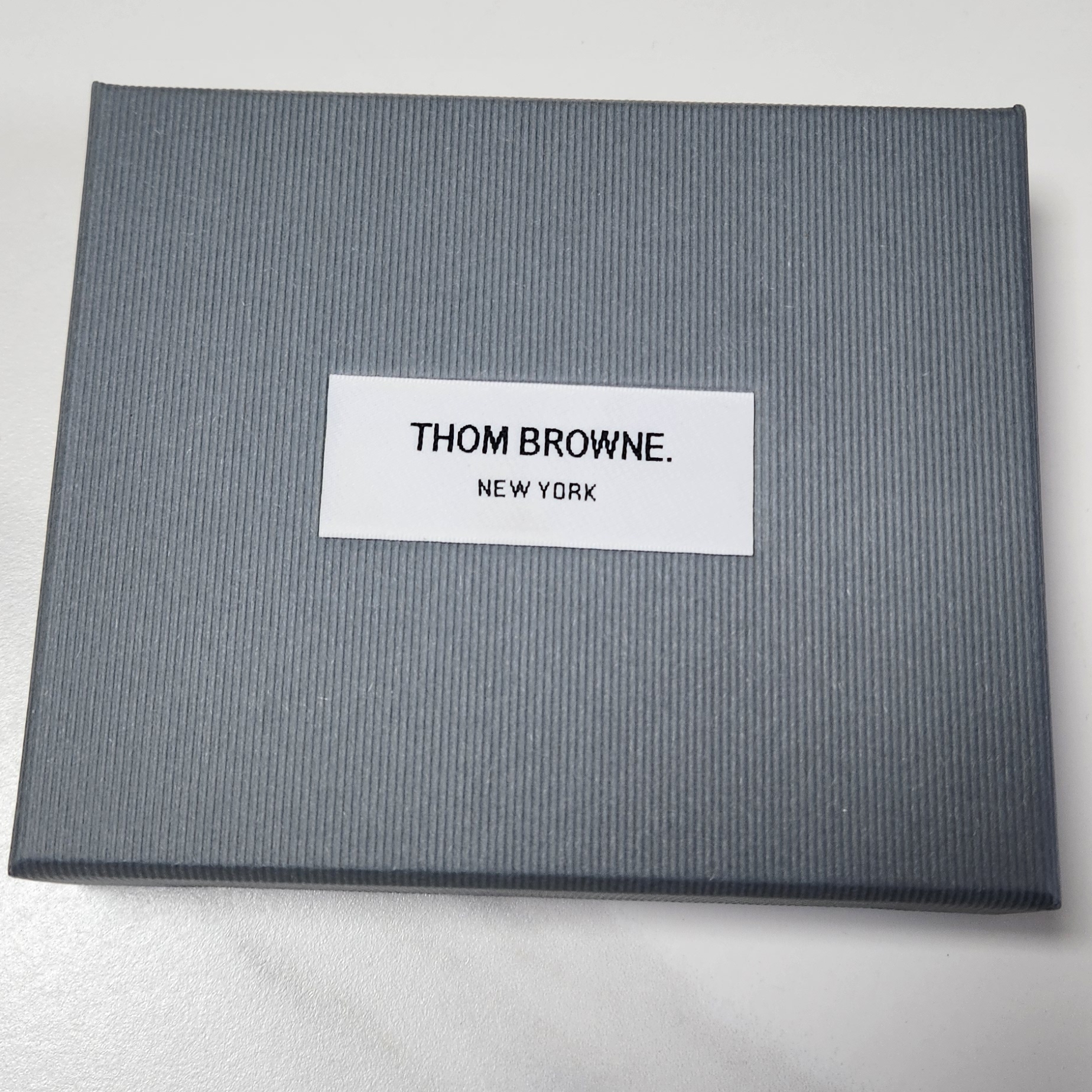 Thom Browne Pebble Grain Bill Fold Wallet Black 착용 스타일 - 1