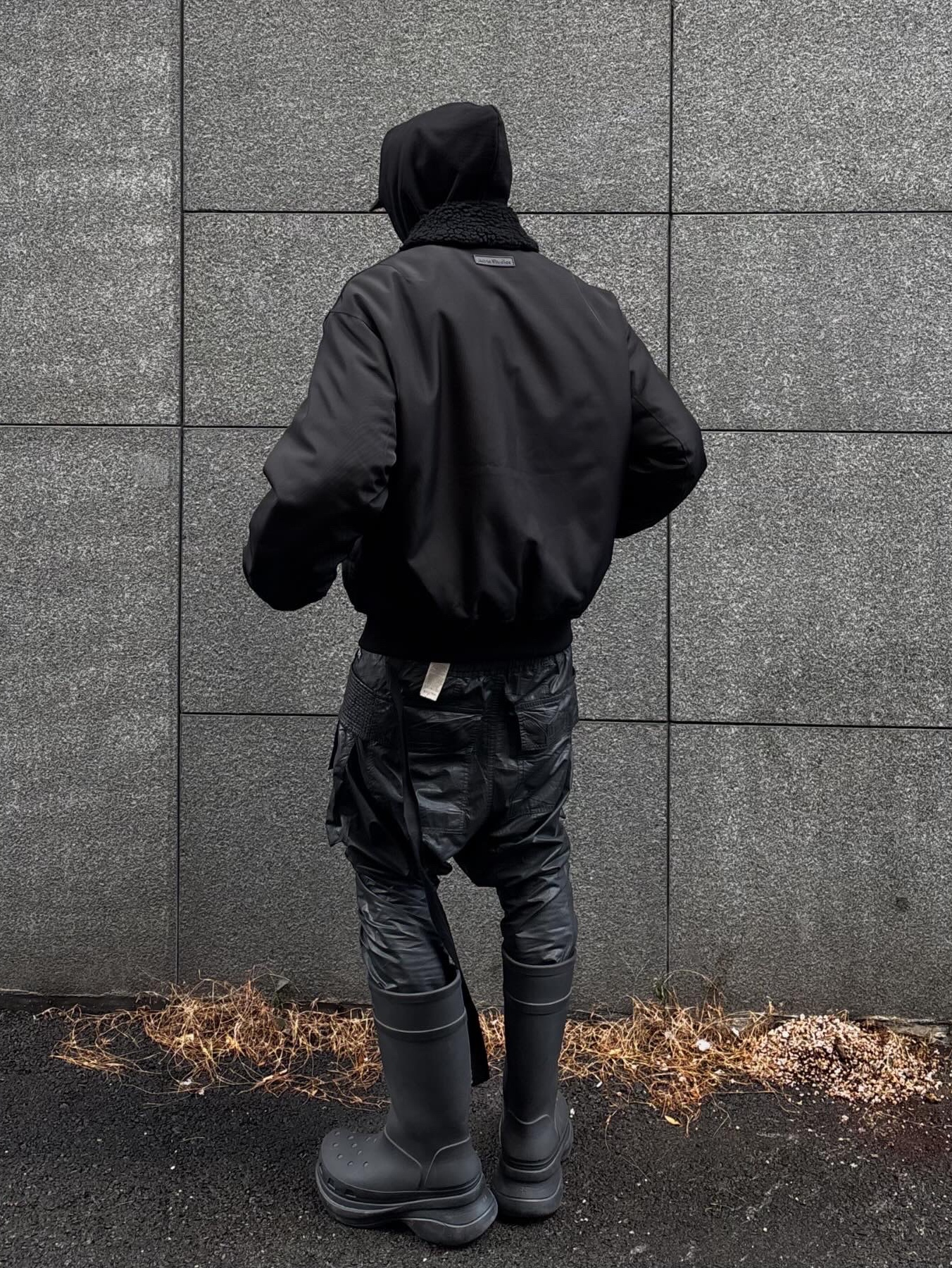 Balenciaga x Crocs Rubber Boot Black, Rick Owens Drkshdw Porterville Mastodon Cut in Wax Stretch Denim Black 착용 스타일 - 1