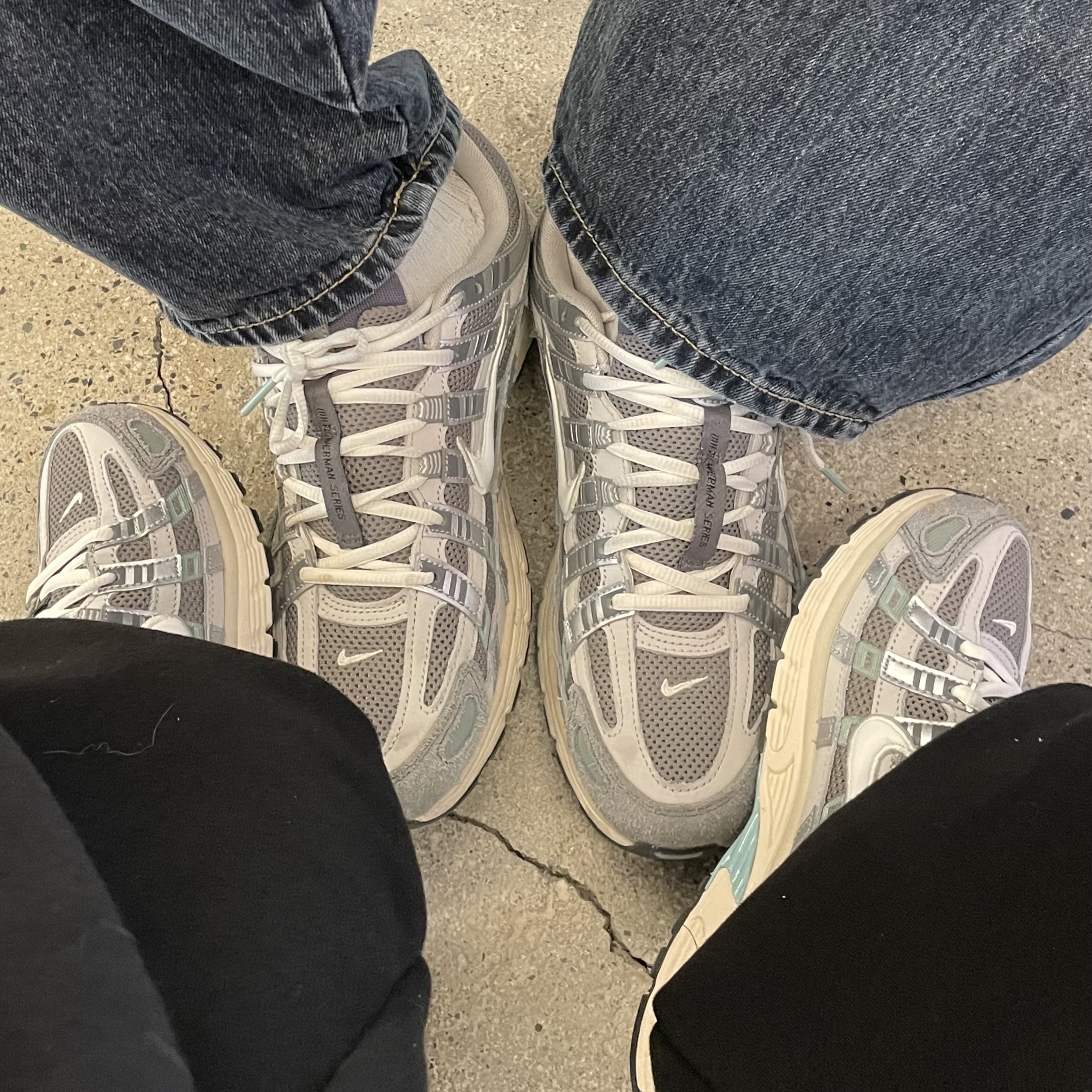 Nike P-6000 Flat Pewter Light Iron Ore 착용 스타일