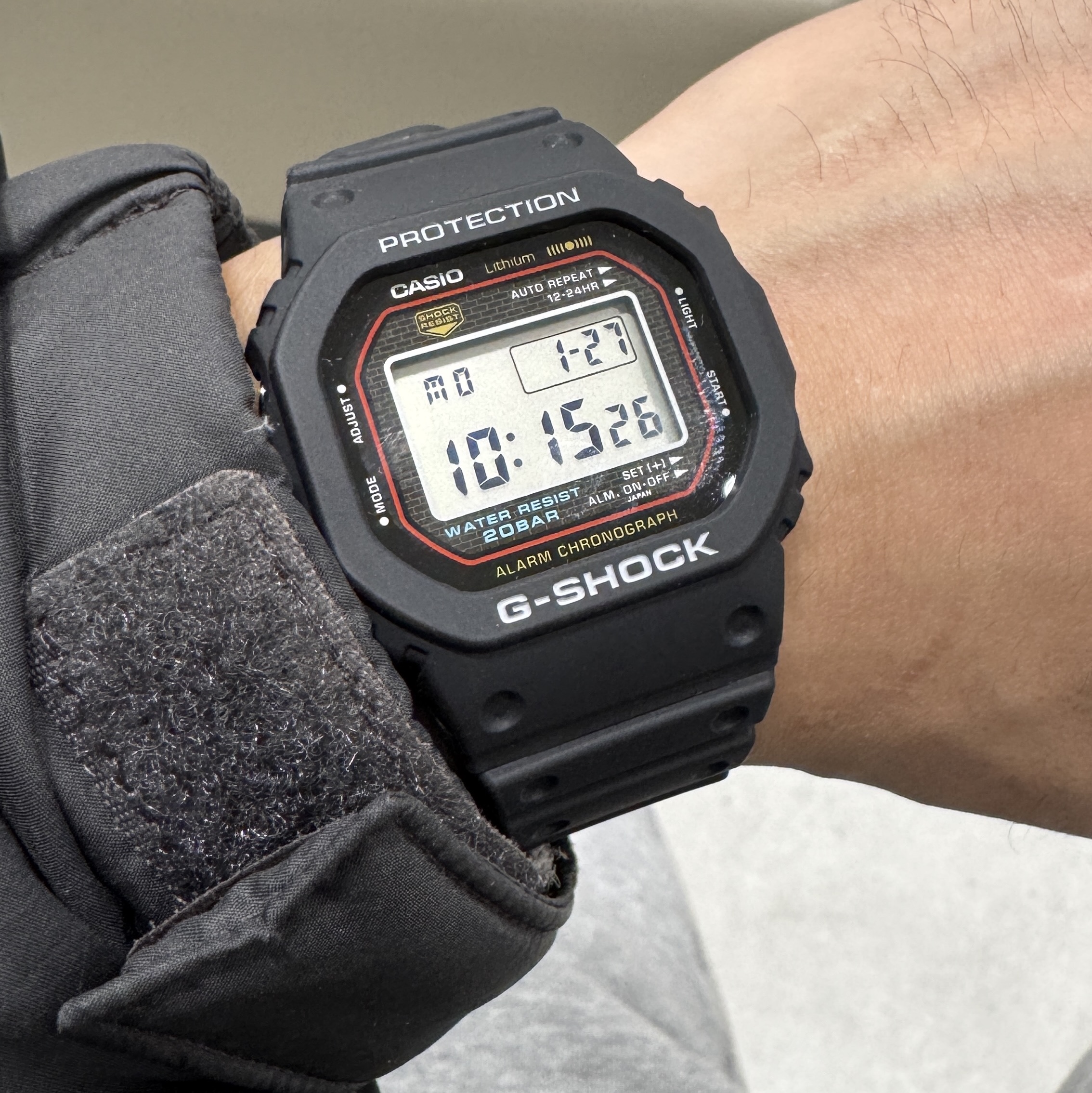 Casio G-Shock DW-5000R-1A 착용 스타일
