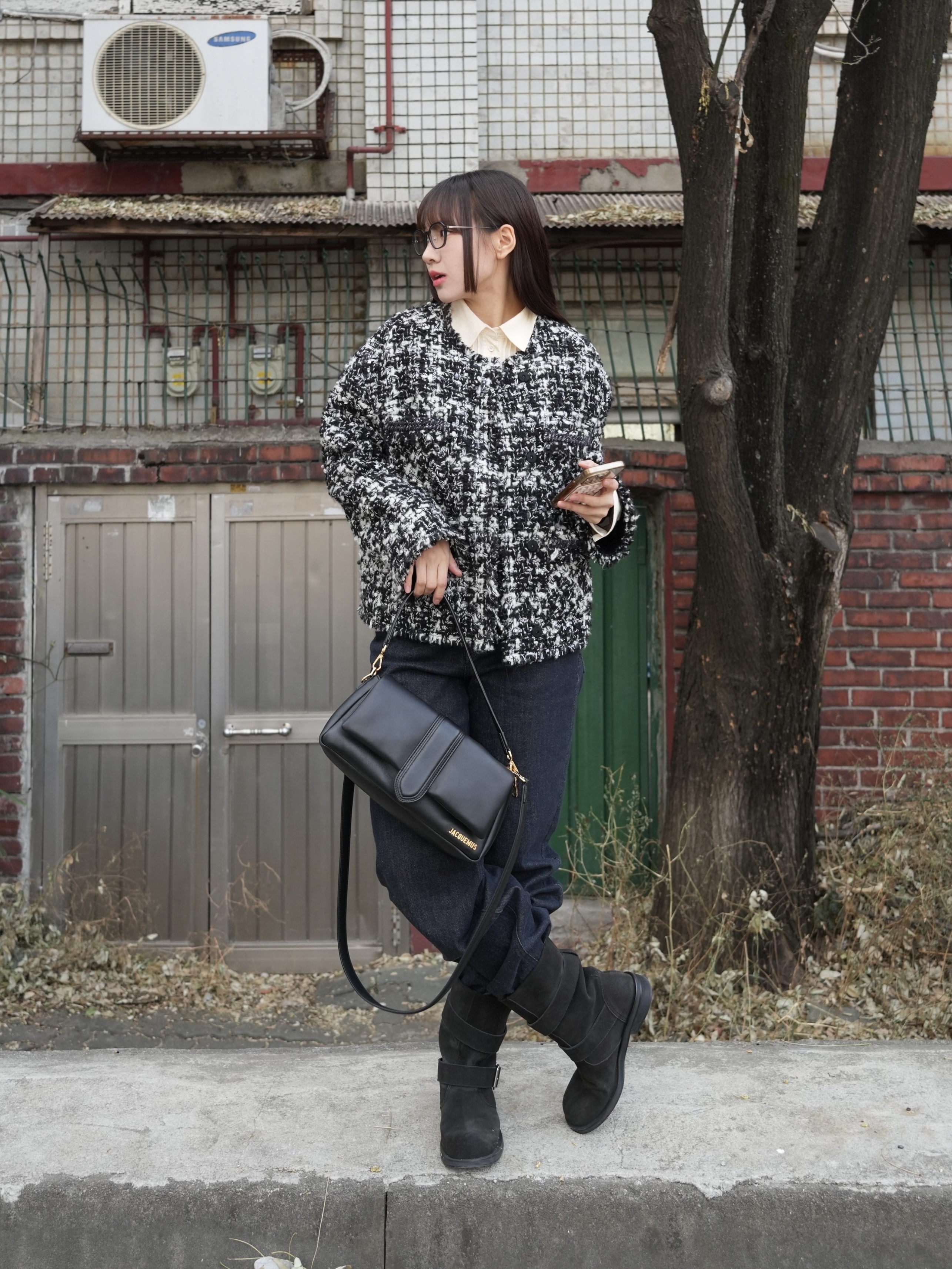 Jacquemus Le Bambimou Puffed Flap Bag Black 착용 스타일 - 2