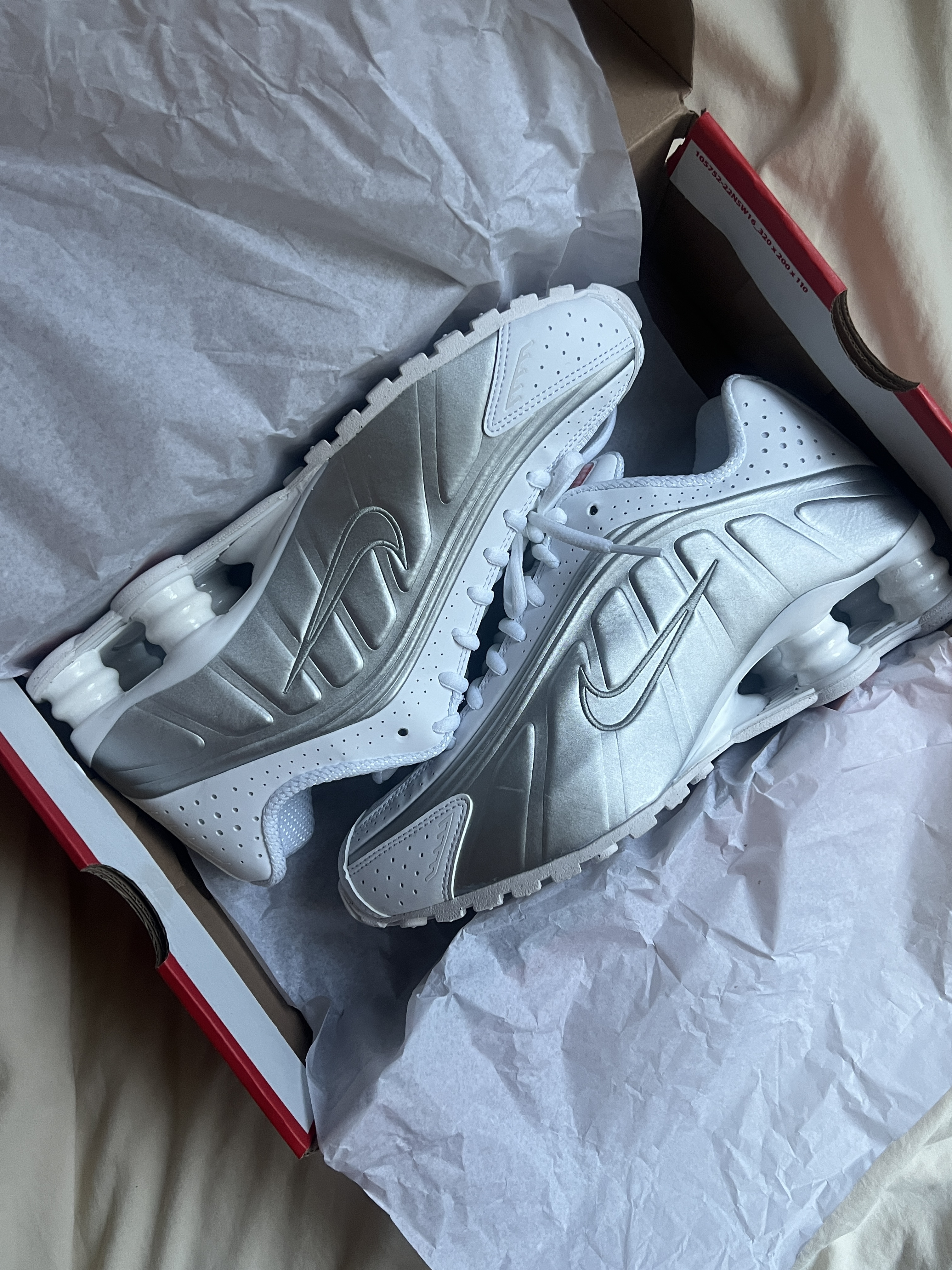 (W) Nike Shox R4 White Metallic Silver 착용 스타일 - 4
