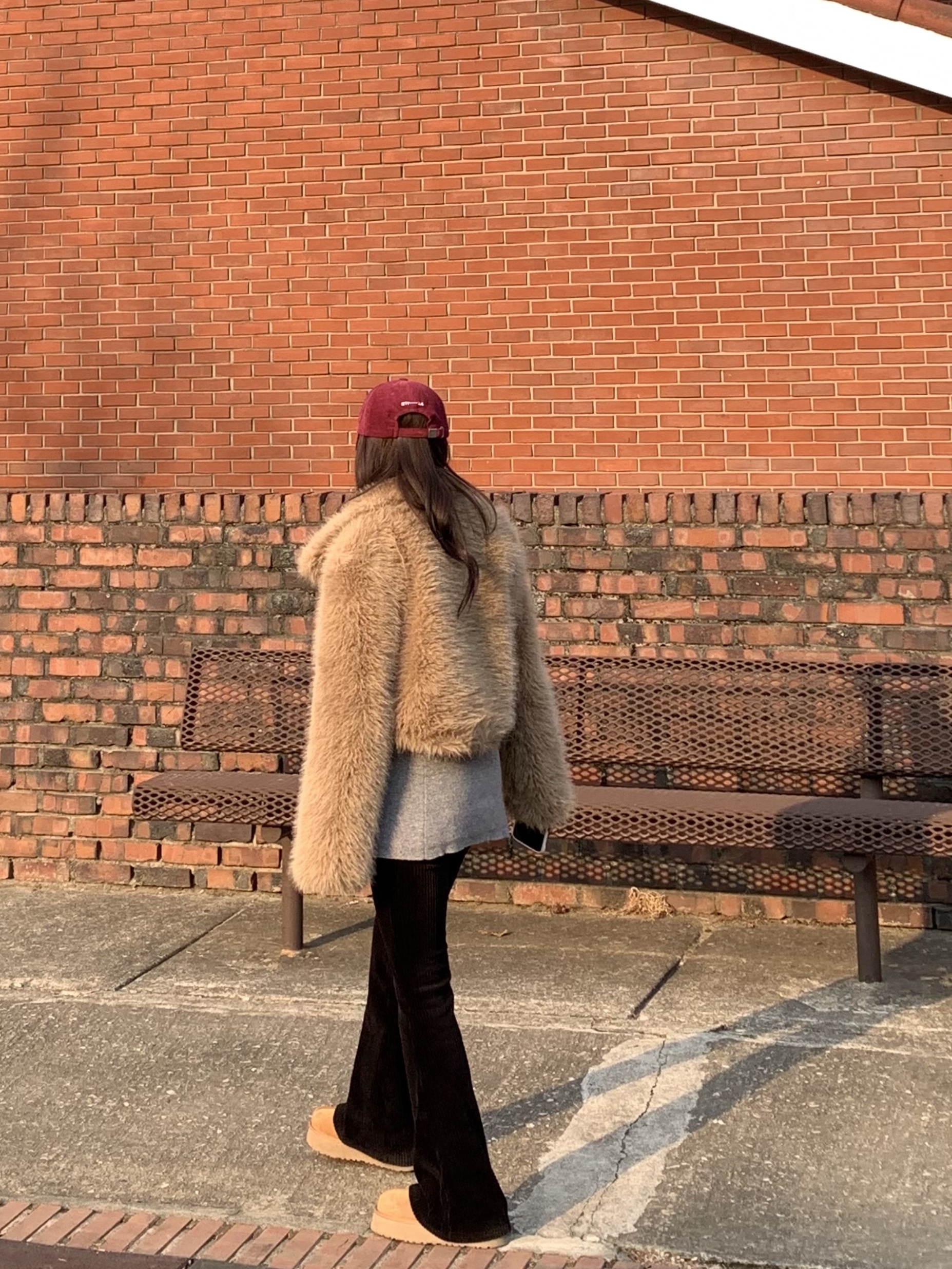 Emis Applique Corduroy Ball Cap Wine, (W) UGG Tazz Slipper Chestnut 착용 스타일