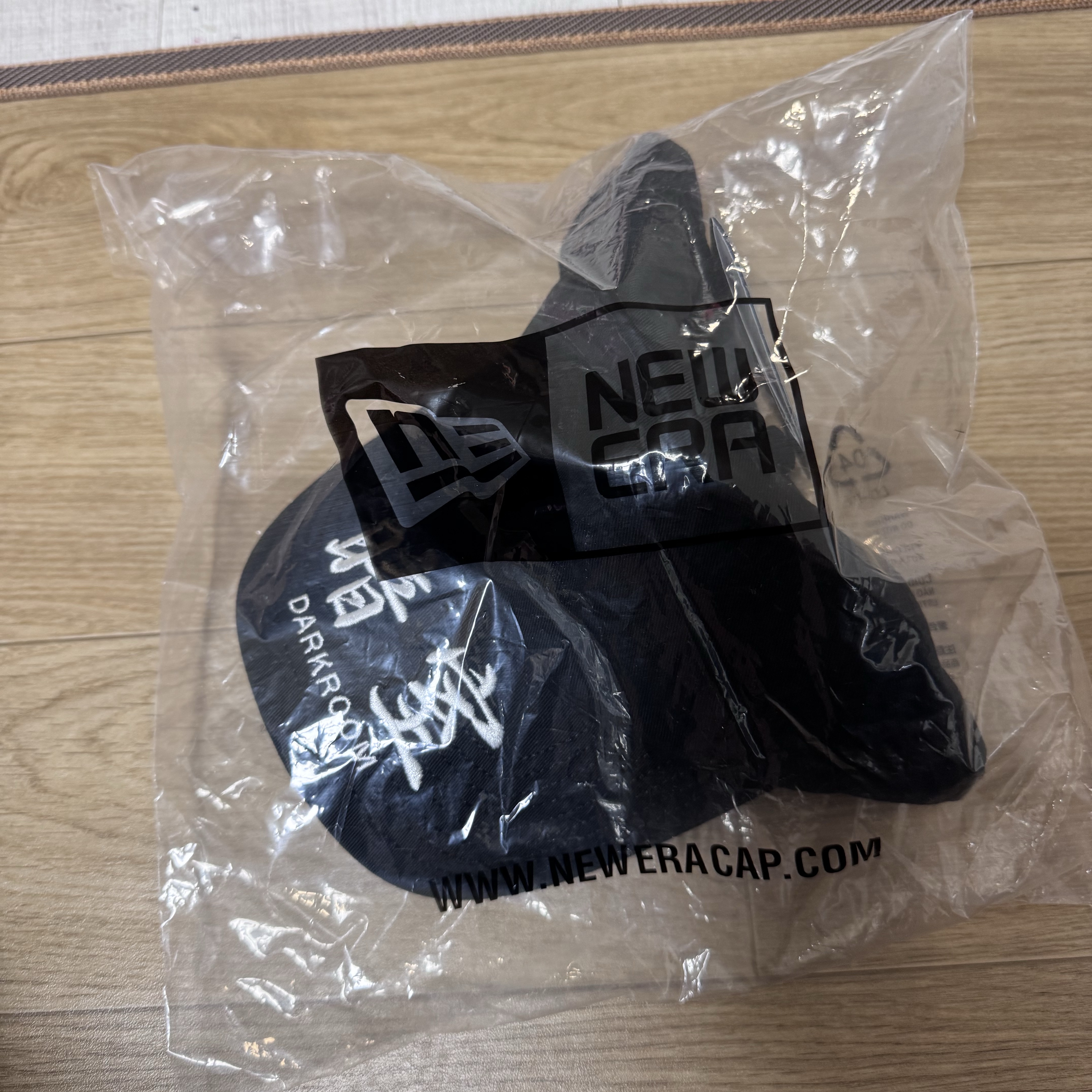 Darkr8m Studio x New Era Unstructured Ball Cap Black, Nike x Drake Nocta Max 90 T-Shirt Oil Green (FN7663-386) 착용 스타일 - 1