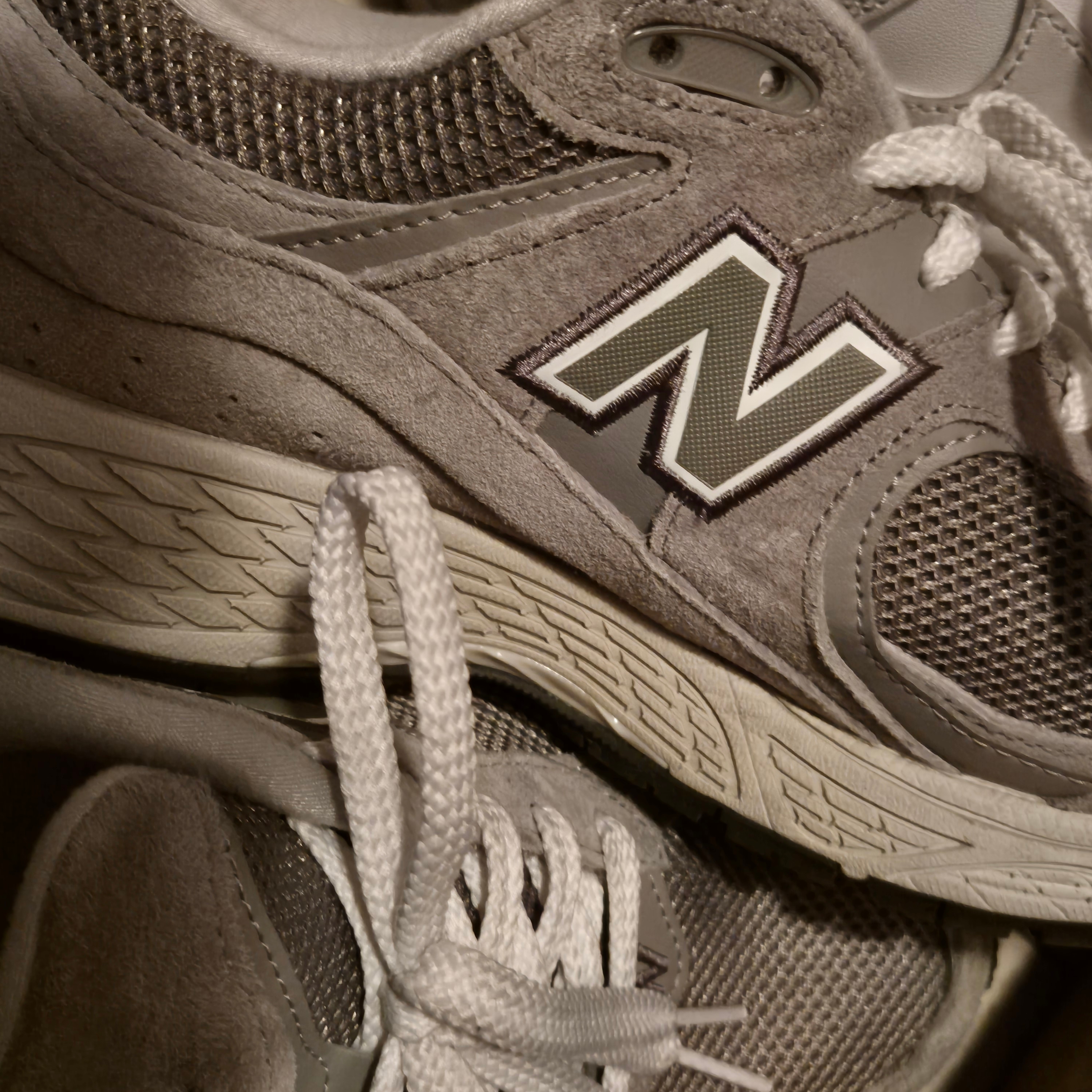 New Balance 2002R Grey 착용 스타일