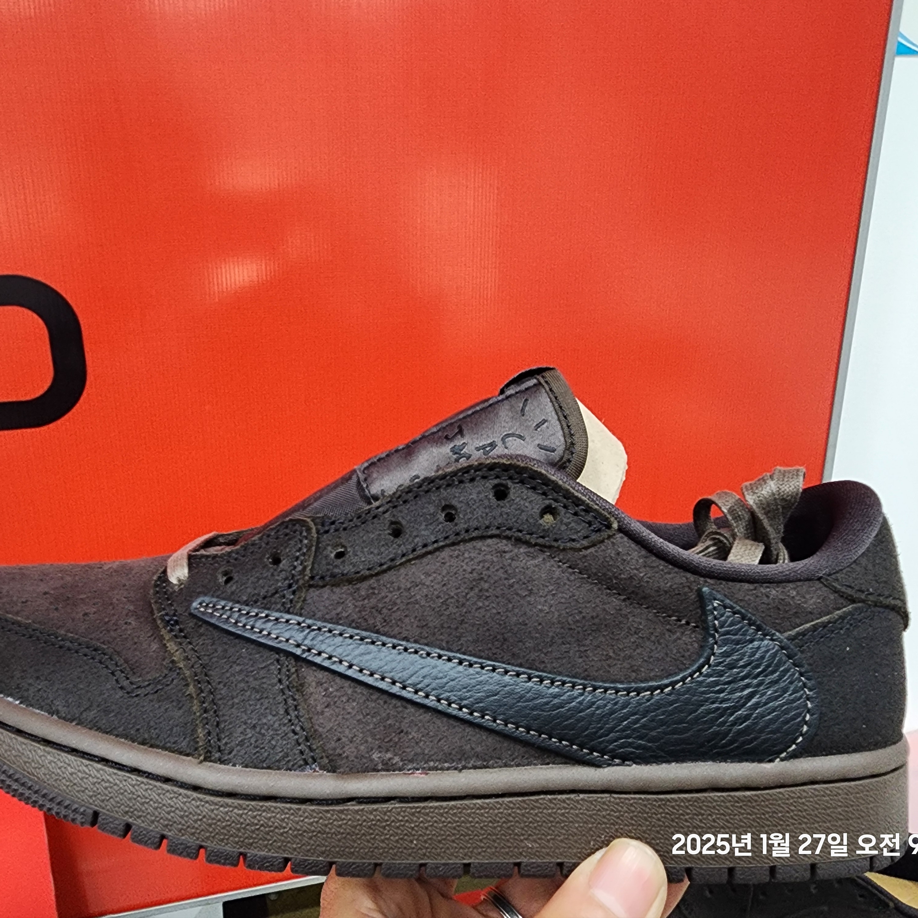 Jordan 1 x Travis Scott Retro Low OG SP Velvet Brown and Dark Mocha 착용 스타일 - 4