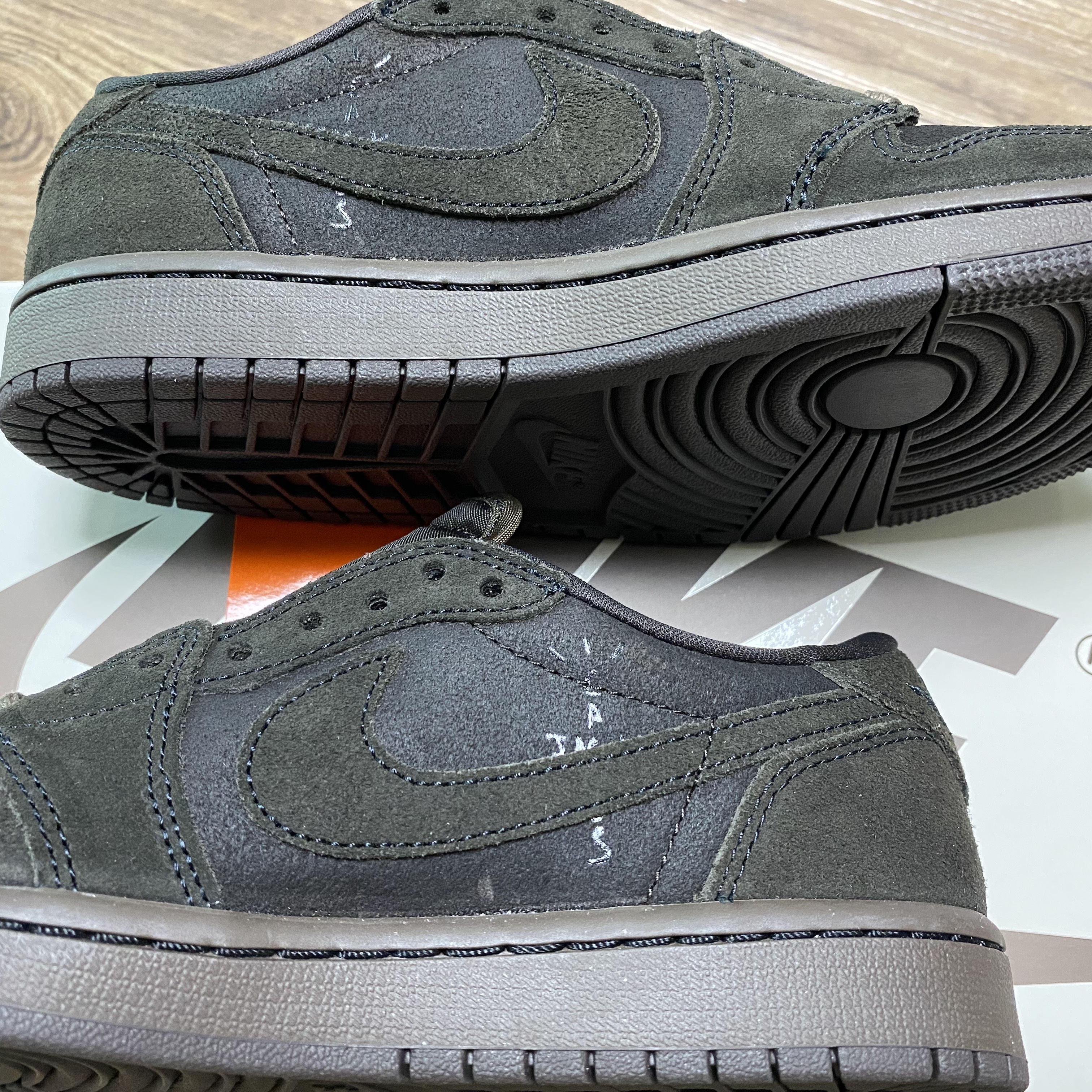Jordan 1 x Travis Scott Retro Low OG SP Velvet Brown and Dark Mocha 착용 스타일 - 2