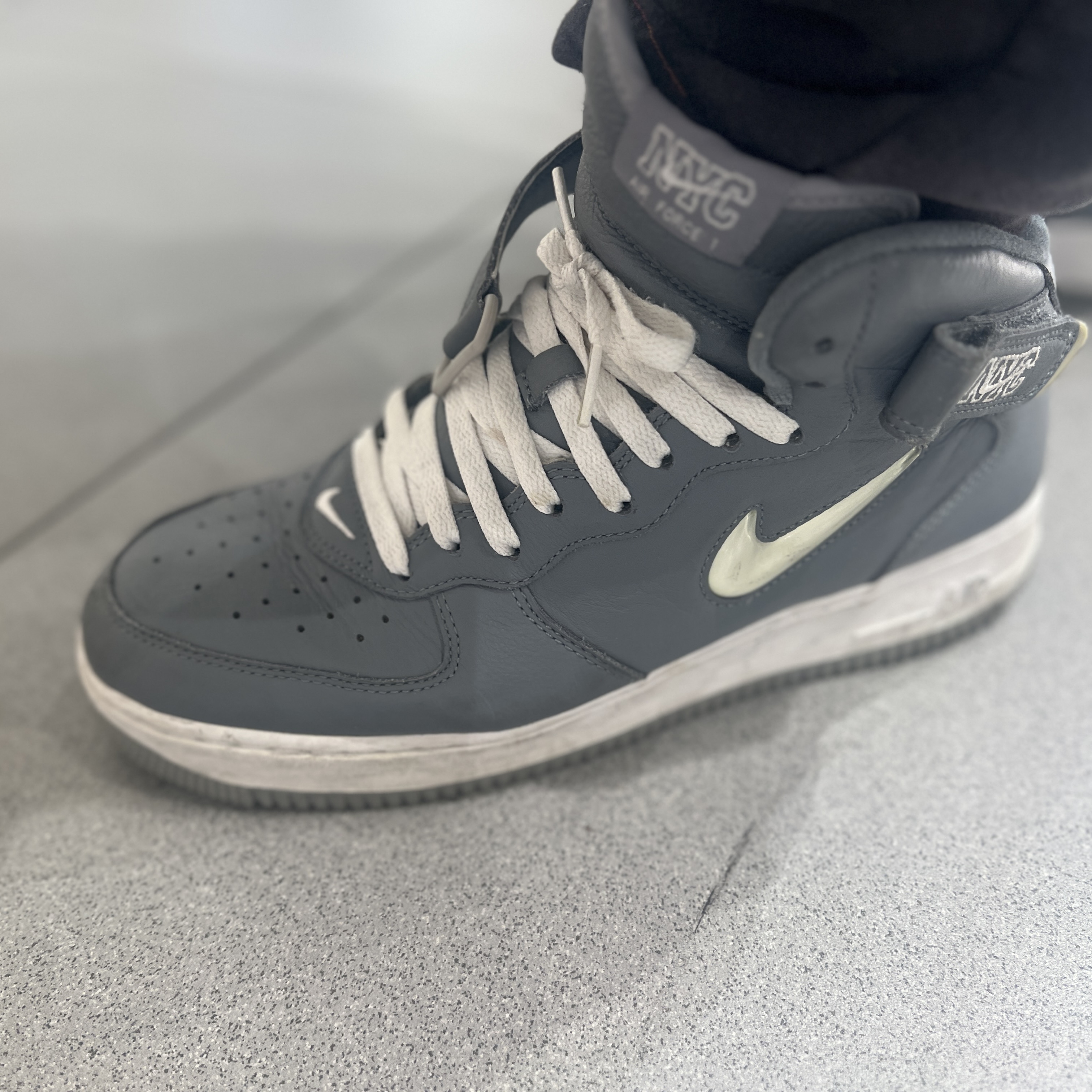 Nike Air Force 1 Mid QS NYC Cool Grey 착용 스타일