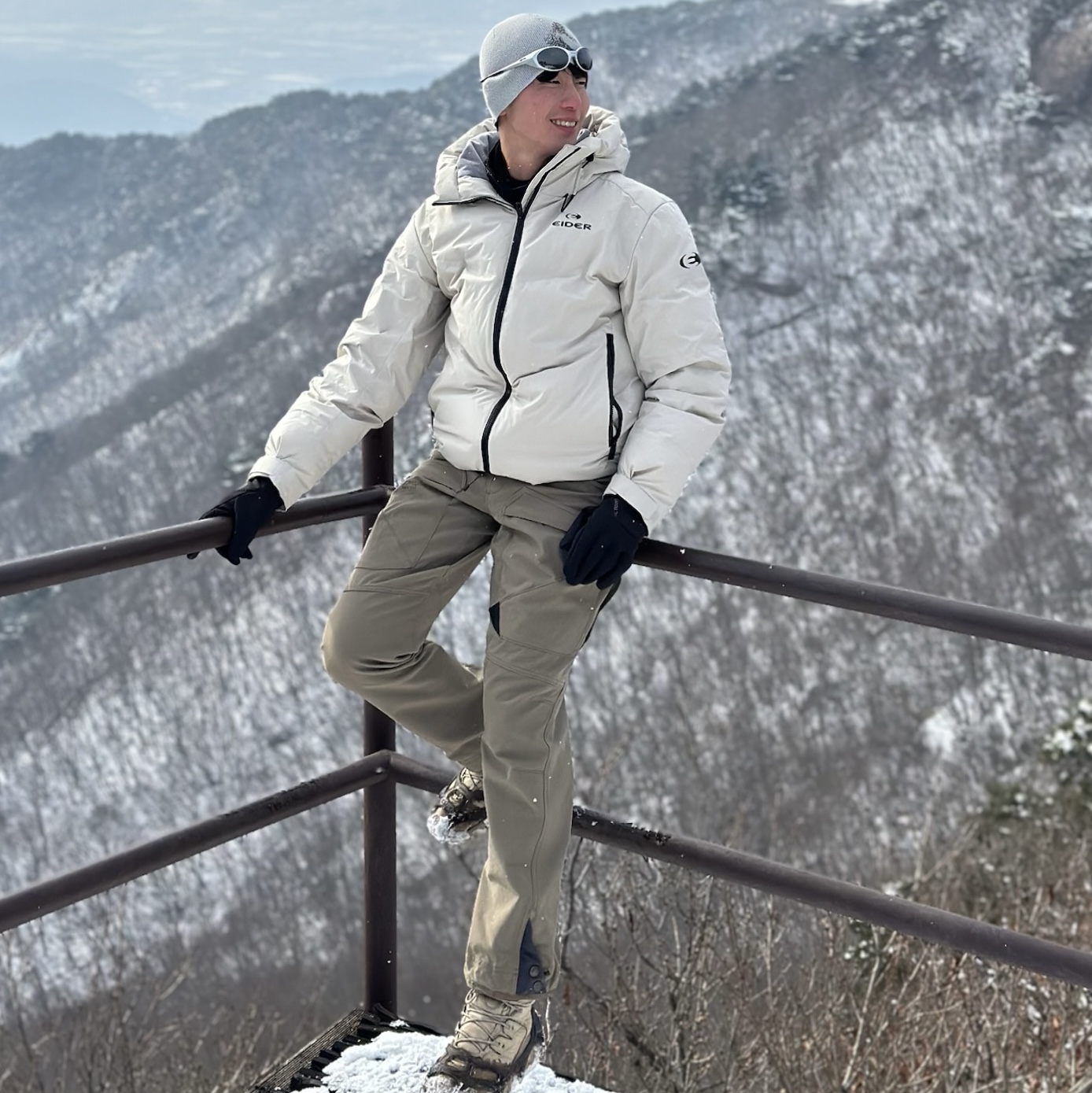 Klattermusen Gere 3.0 Durable Levitend Pants Khaki, Eider Circulart Technical Puffer Down Jacket Oatmeal Grey 착용 스타일 - 2