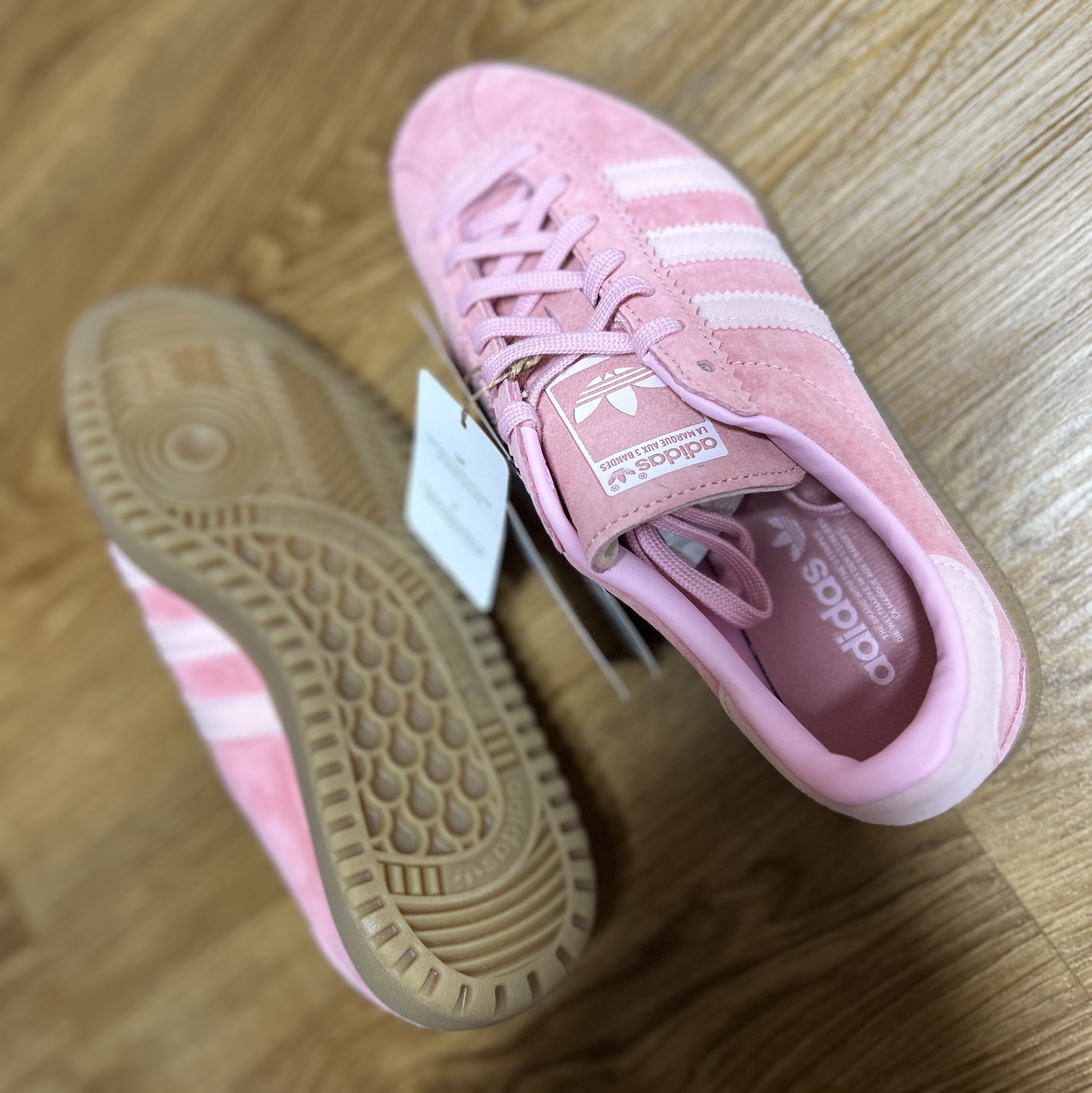 Adidas Bermuda Glow Pink 착용 스타일