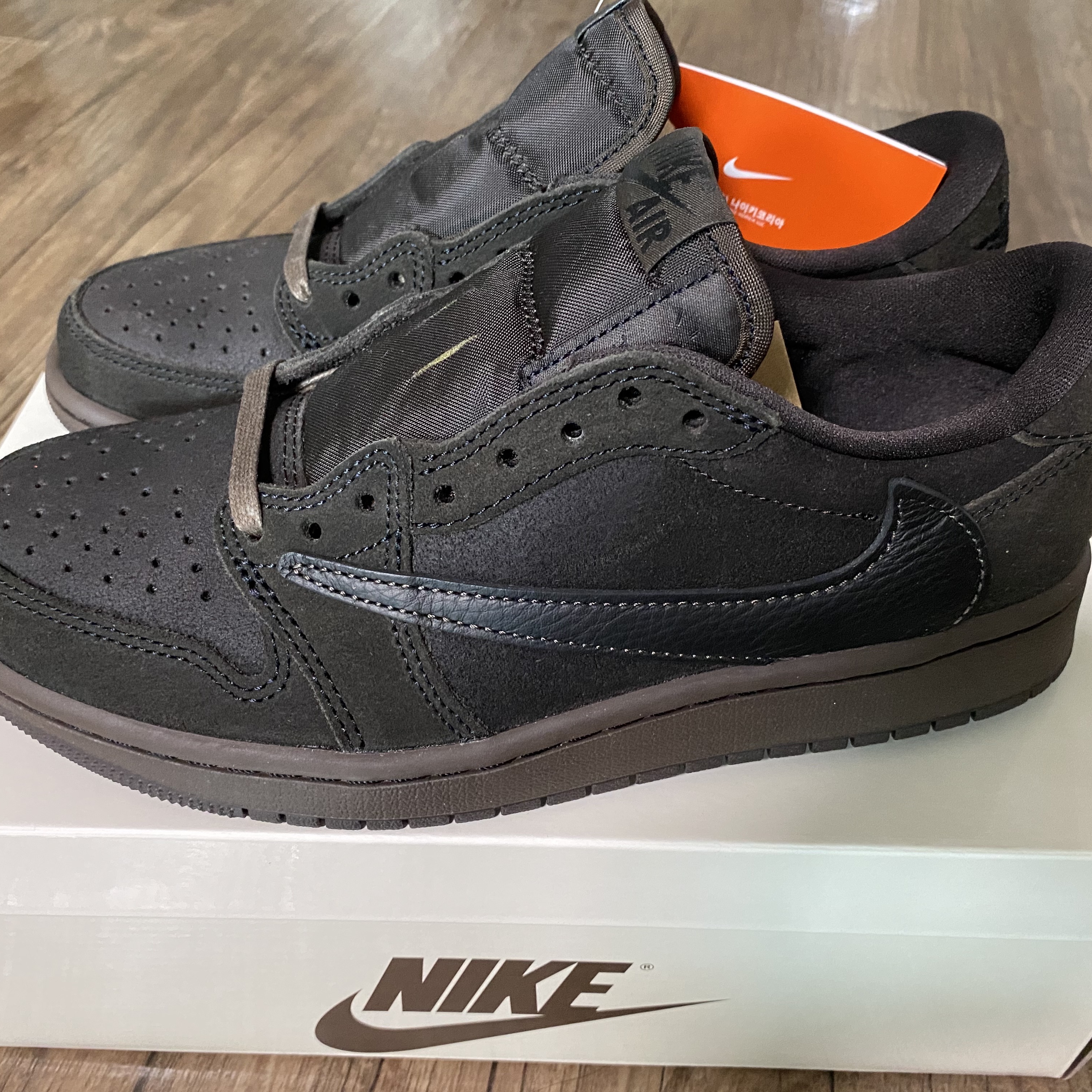 Jordan 1 x Travis Scott Retro Low OG SP Velvet Brown and Dark Mocha 착용 스타일 - 7
