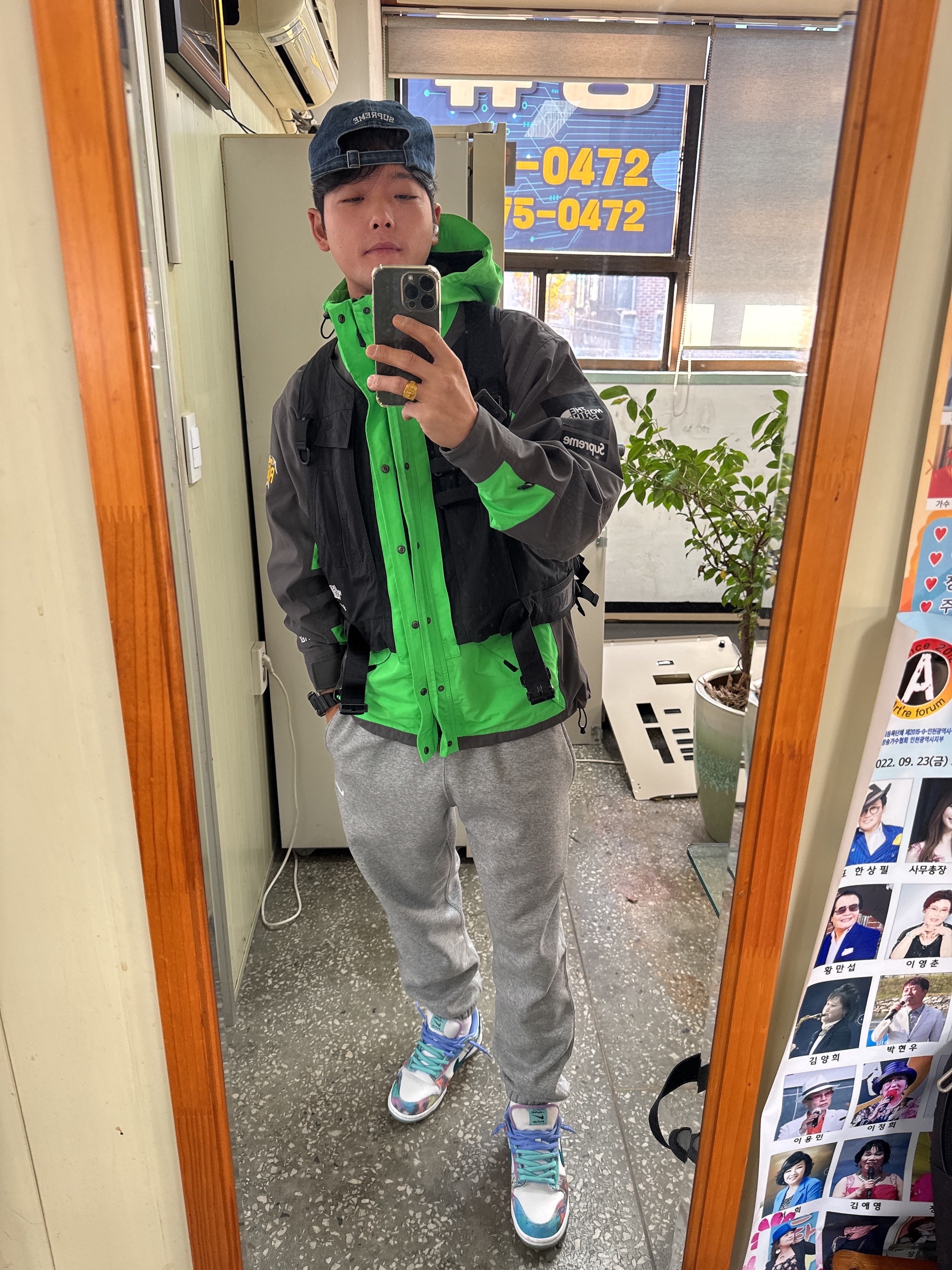 Supreme x The North Face RTG Jacket + Vest Green - 20SS, Nike NRG Solo Swoosh Fleece Pants Dark Grey Heather - Asia 착용 스타일 - 3