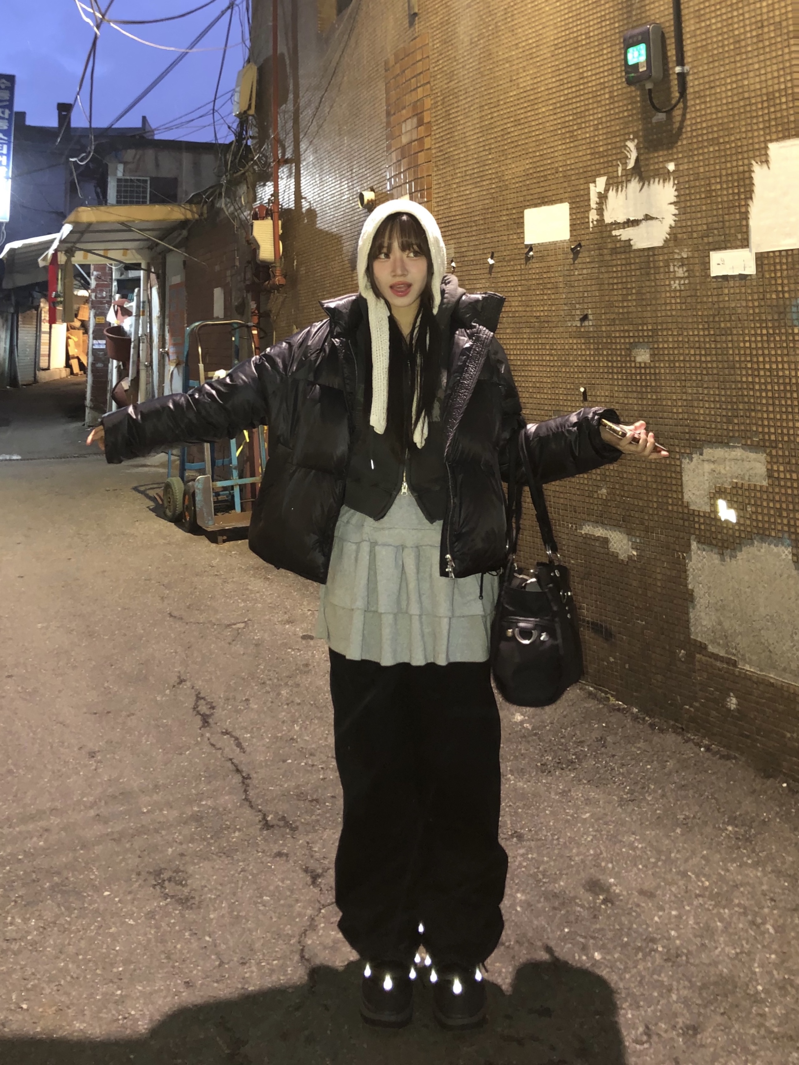 (W) Insilence Glossy Goose Down Jacket Black 착용 스타일 - 1
