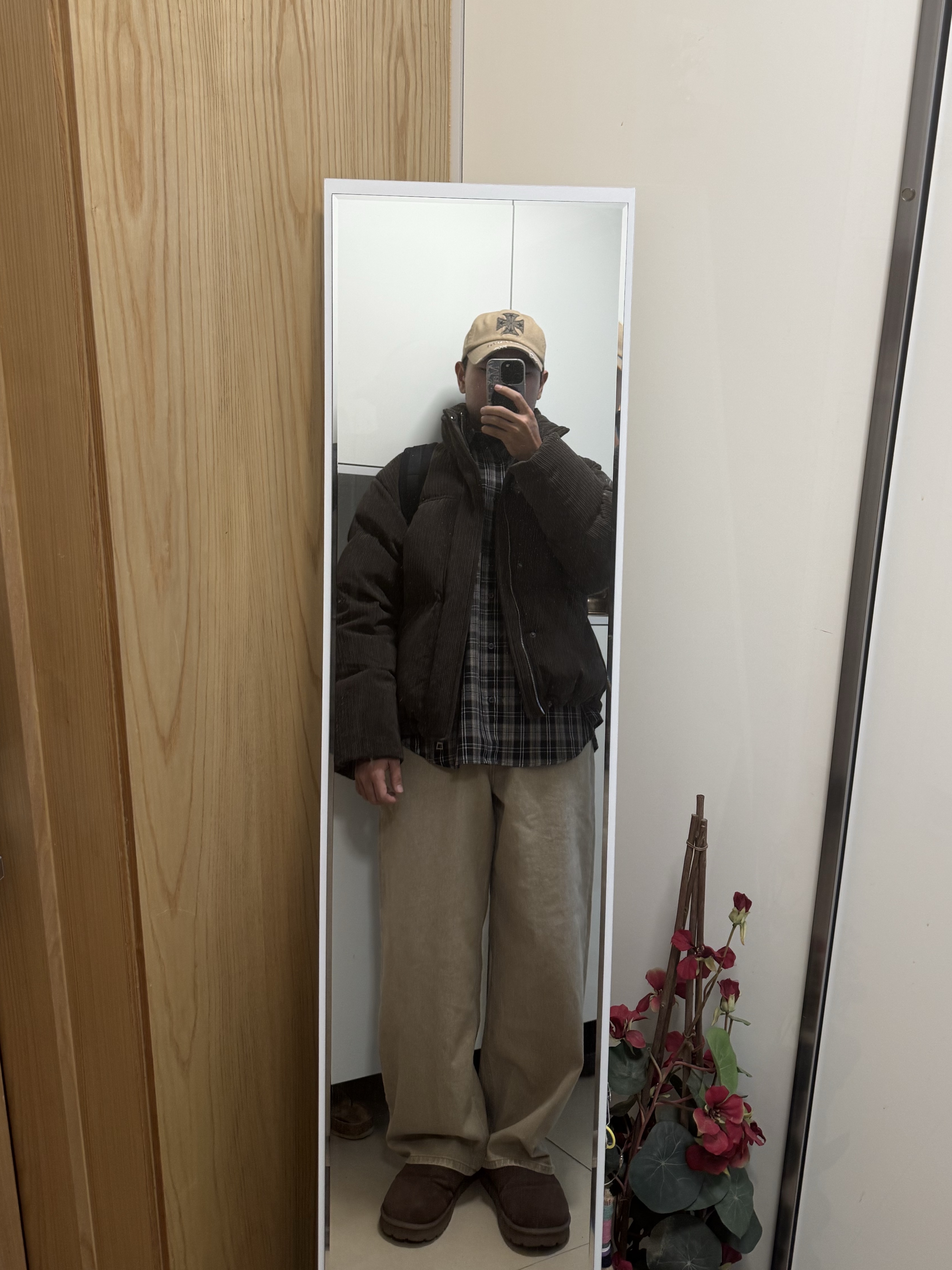 ETCE Cross Destroyed Cap Beige, TNGT European Goose Over-Fit Corduroy Goose Down Jumper Brown 착용 스타일
