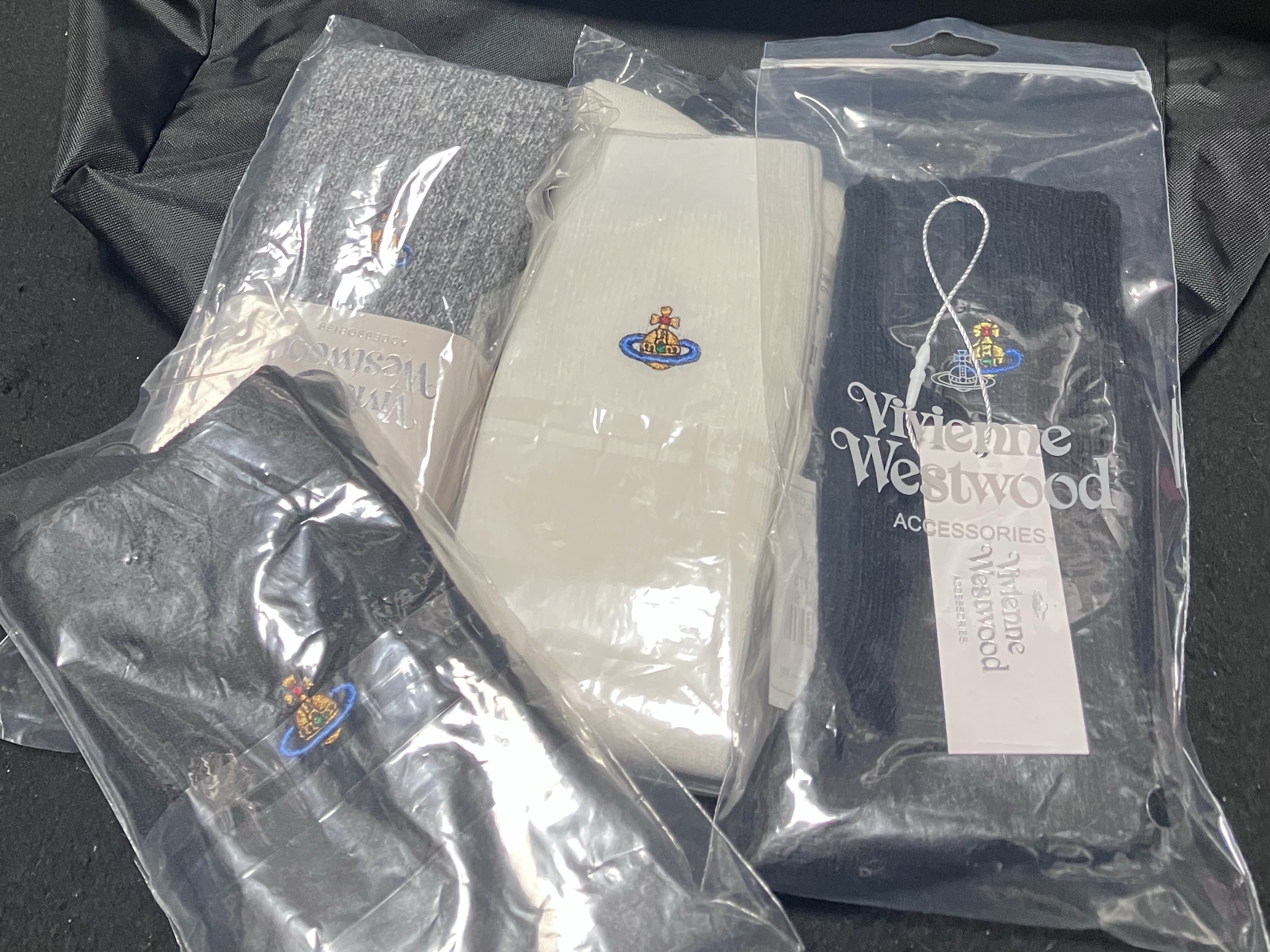 (W) Vivienne Westwood ORB School Ribbed High Socks Black 착용 스타일