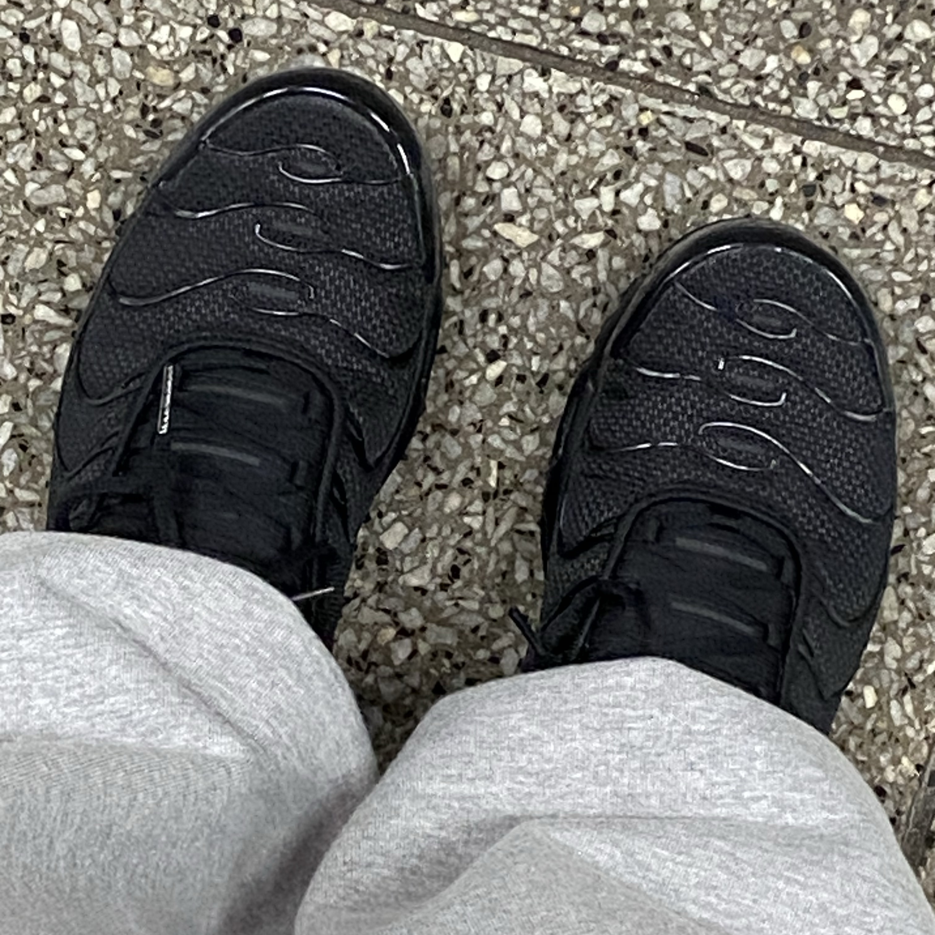 Nike Air Max Plus Triple Black 착용 스타일