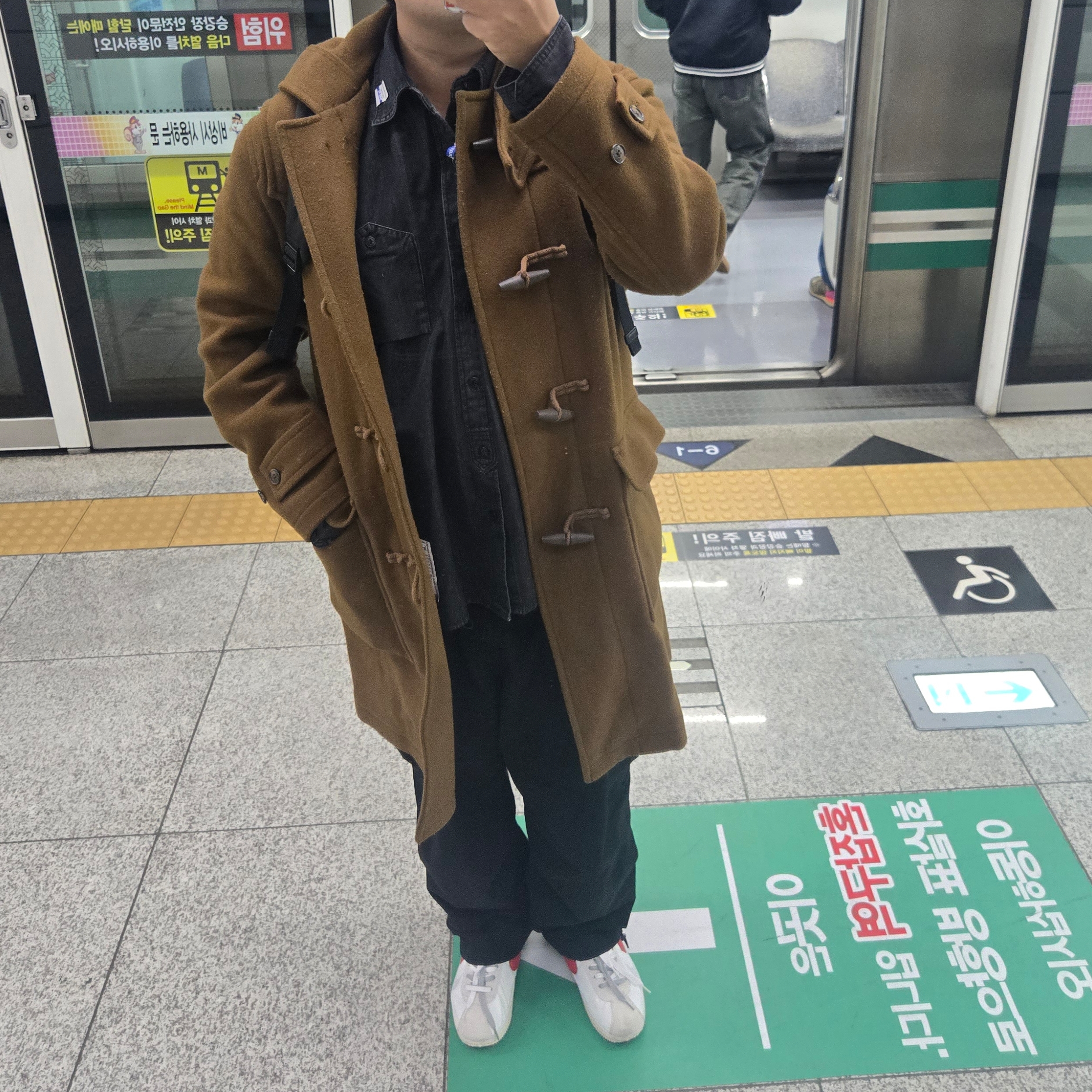 Nike x Sacai Zoom Cortez SP White and University Red 착용 스타일