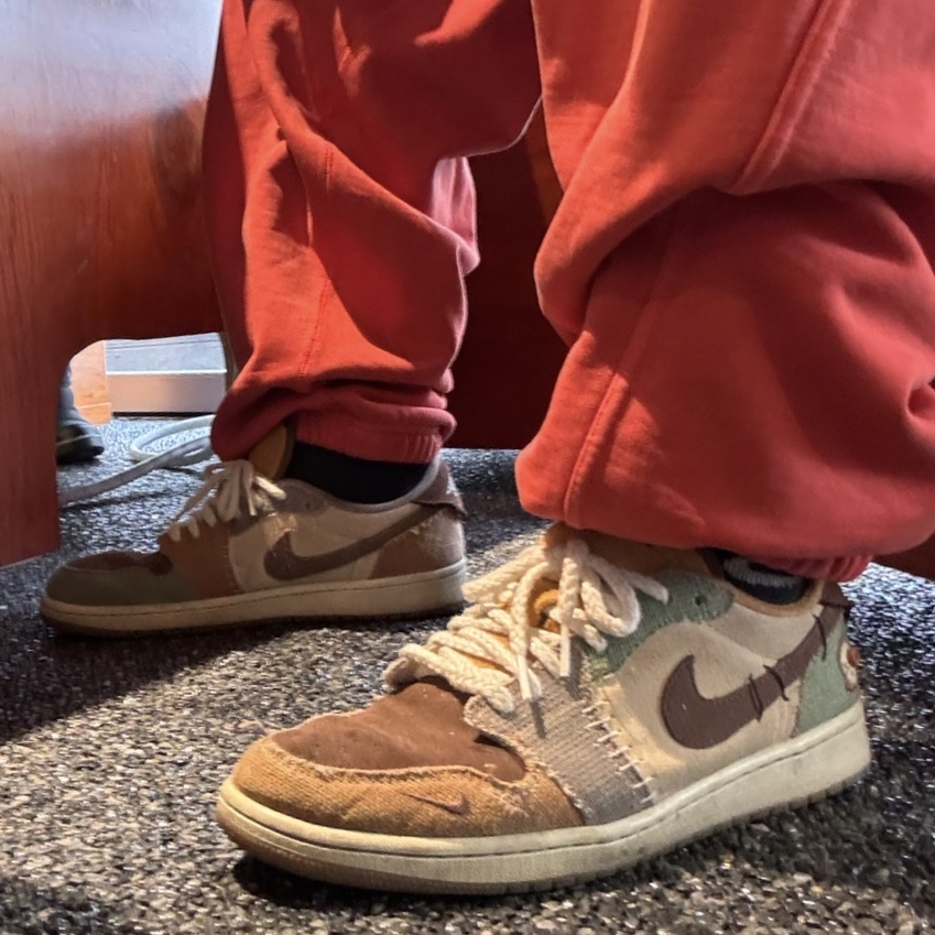 Jordan 1 x Zion Williamson Retro Low OG Flax and Oil Green 착용 스타일 - 2