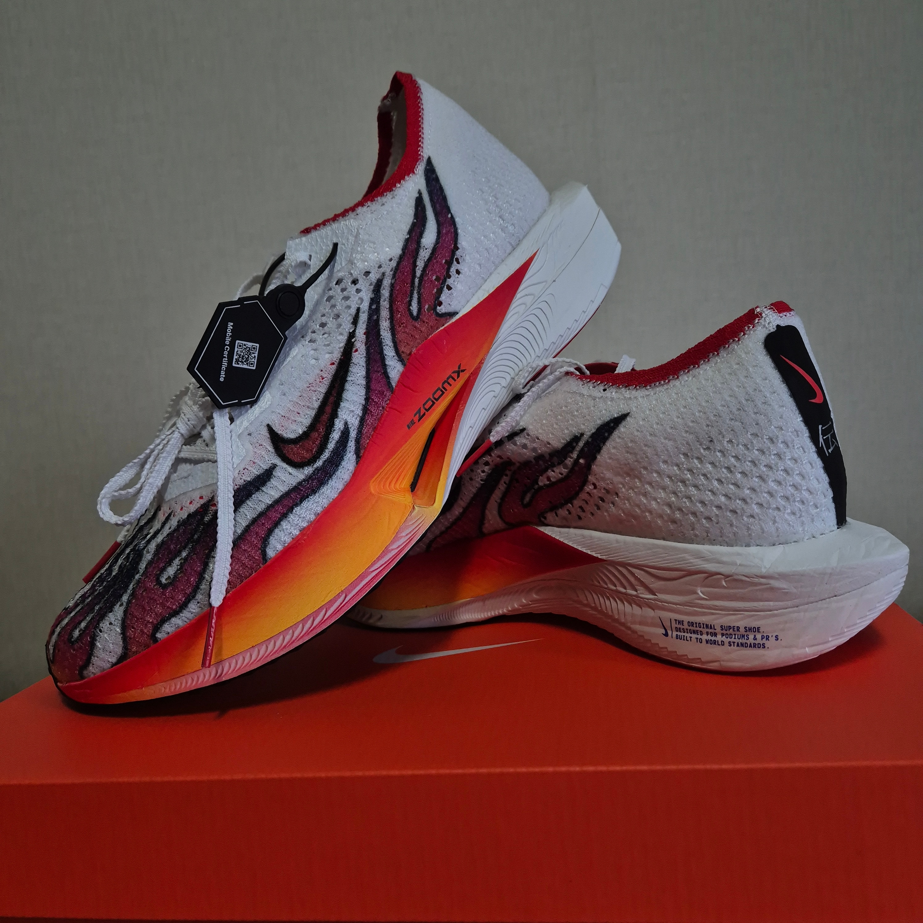 Nike ZoomX Vaporfly Next% 3 PRM White Habanero Red 착용 스타일 - 1