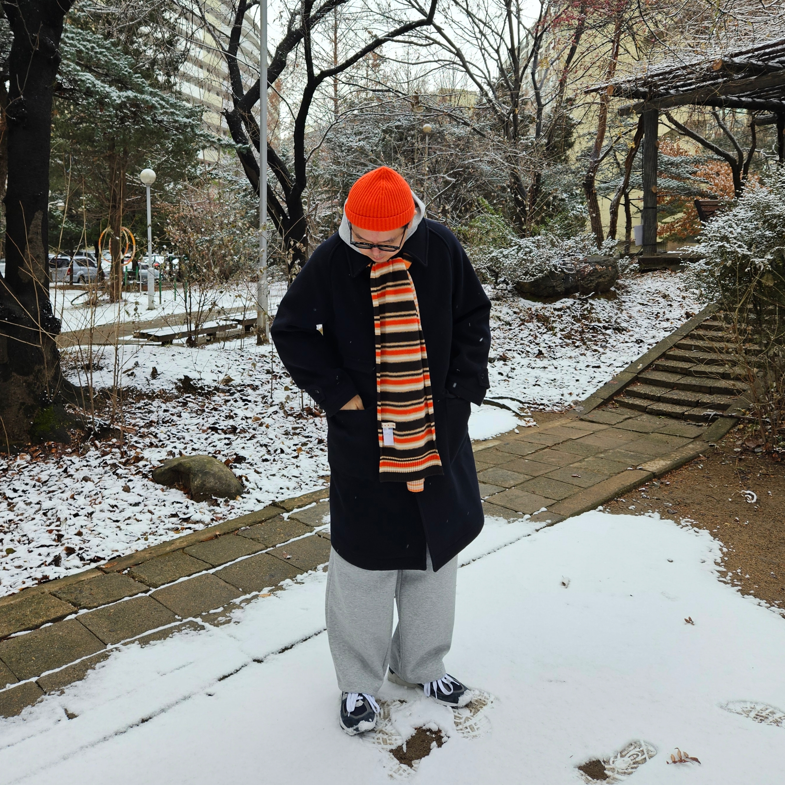 Kaptain Sunshine Traveller Coat Top Navy, New Balance 990v2 Made in USA Navy 착용 스타일 - 1