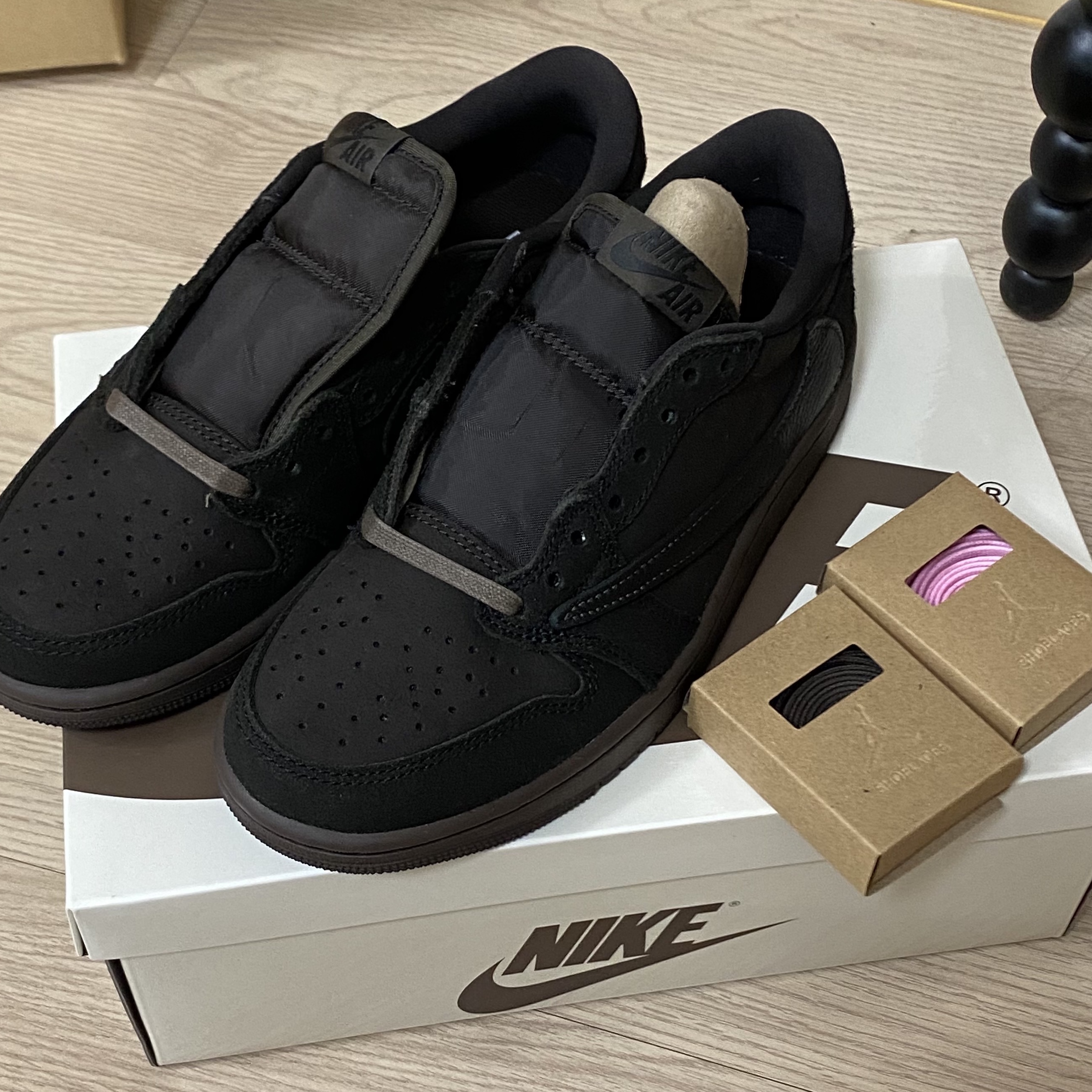 Jordan 1 x Travis Scott Retro Low OG SP Velvet Brown and Dark Mocha 착용 스타일