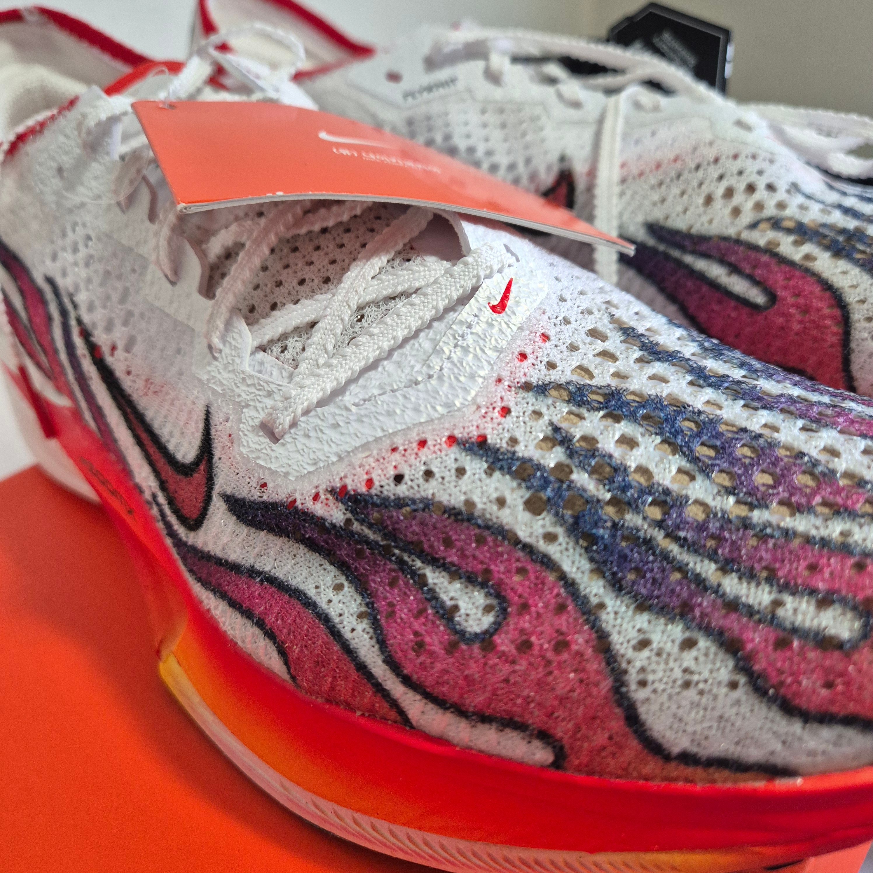 Nike ZoomX Vaporfly Next% 3 PRM White Habanero Red 착용 스타일 - 3