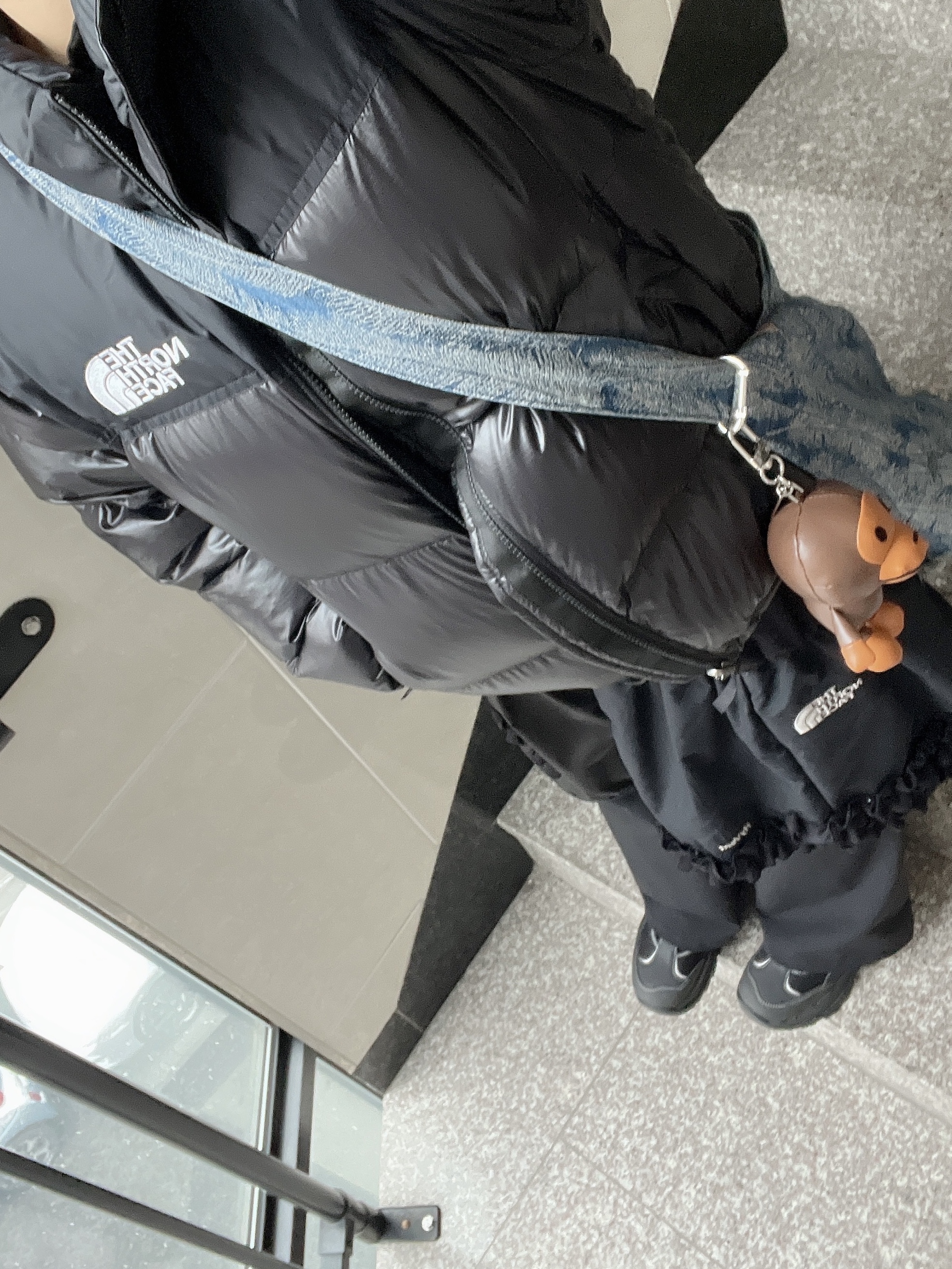 The North Face 1996 Eco Nuptse Jacket Real Black, Kapital 12 oz. Magpie Denim Medicine Bag Large Indigo Light Color 착용 스타일 - 1