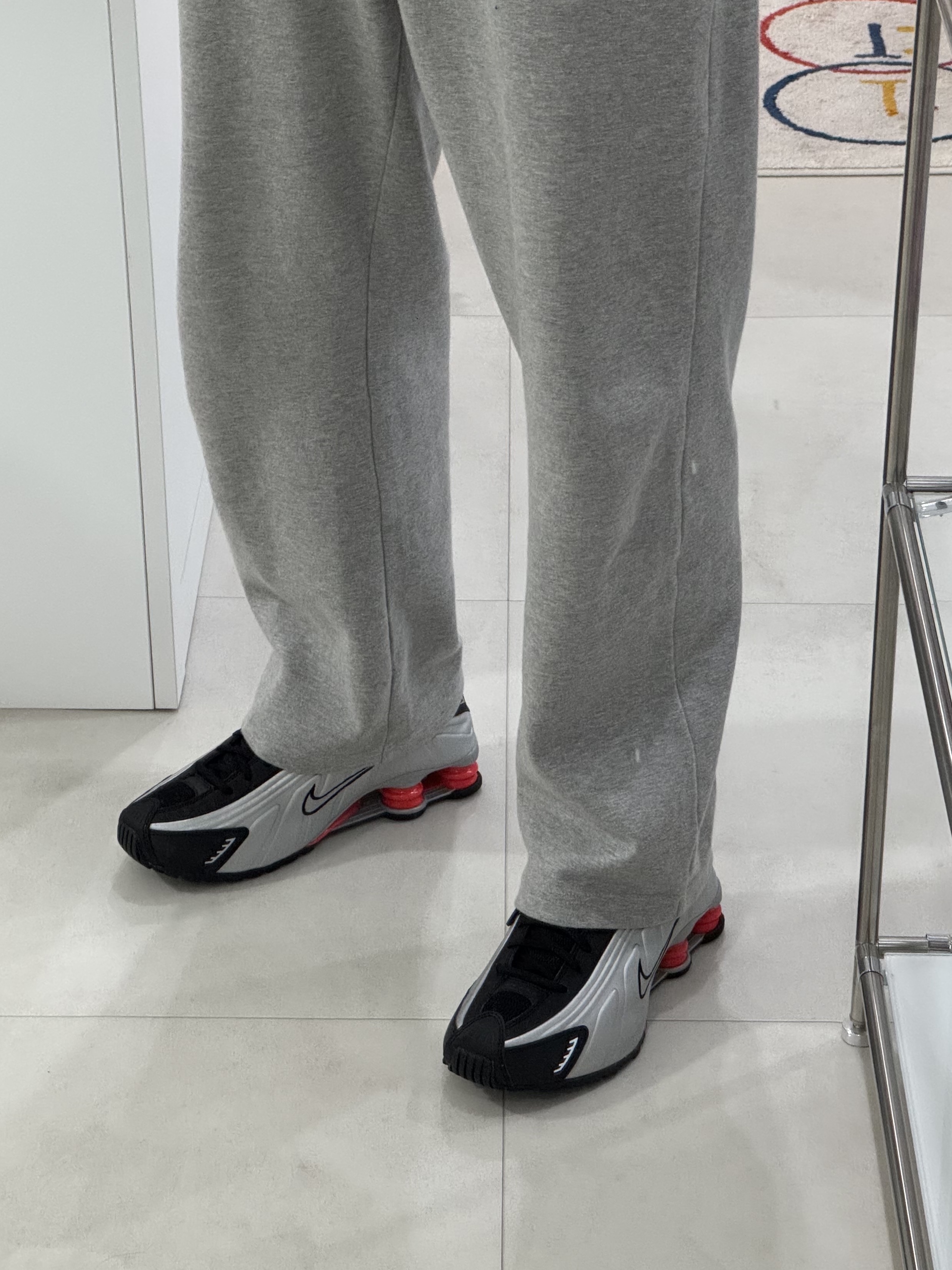 Nike Shox R4 Metallic Silver Red, Nike Shox R4 Black and Metallic Silver 착용 스타일 - 2