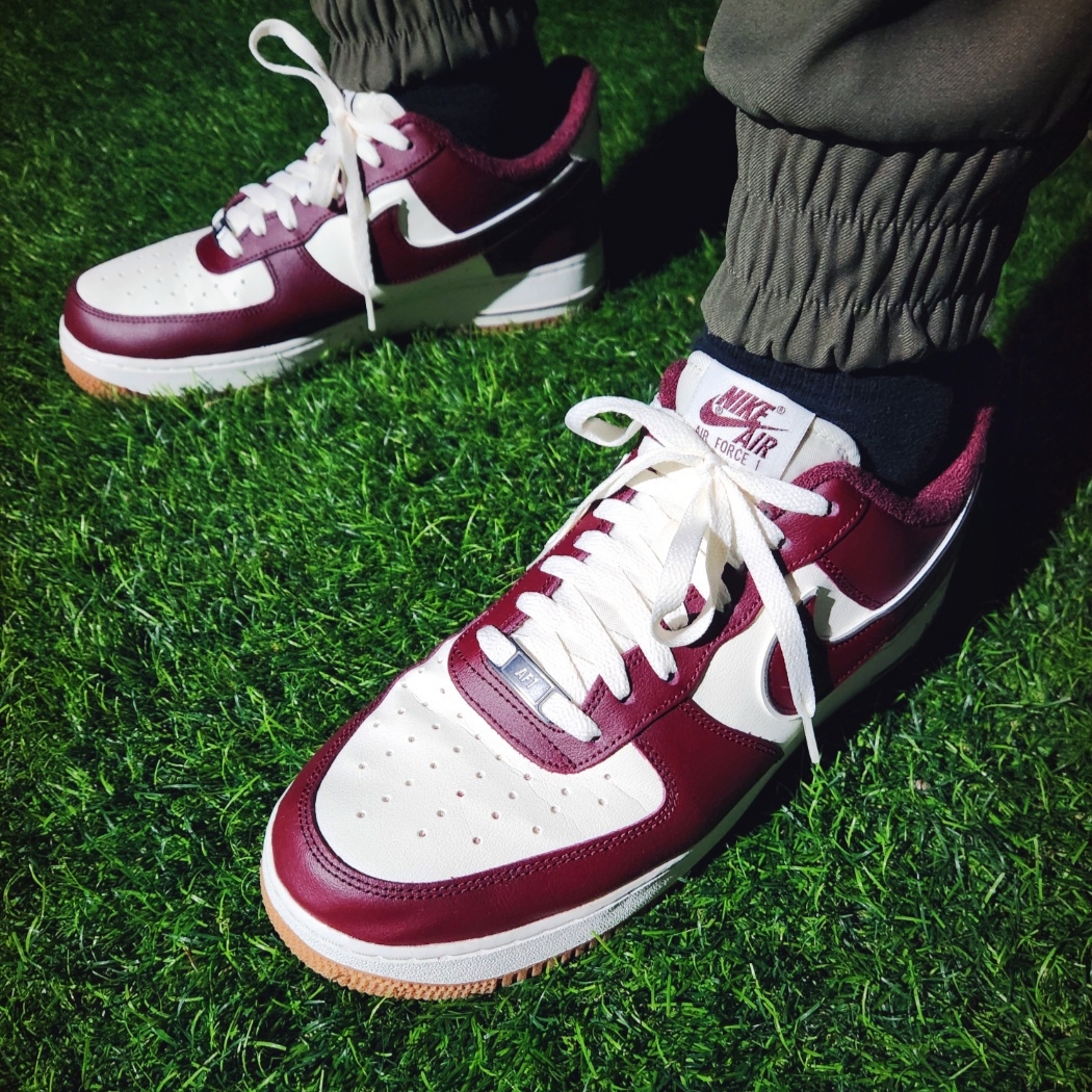 Nike Air Force 1 '07 LV8 Night Maroon 착용 스타일 - 5