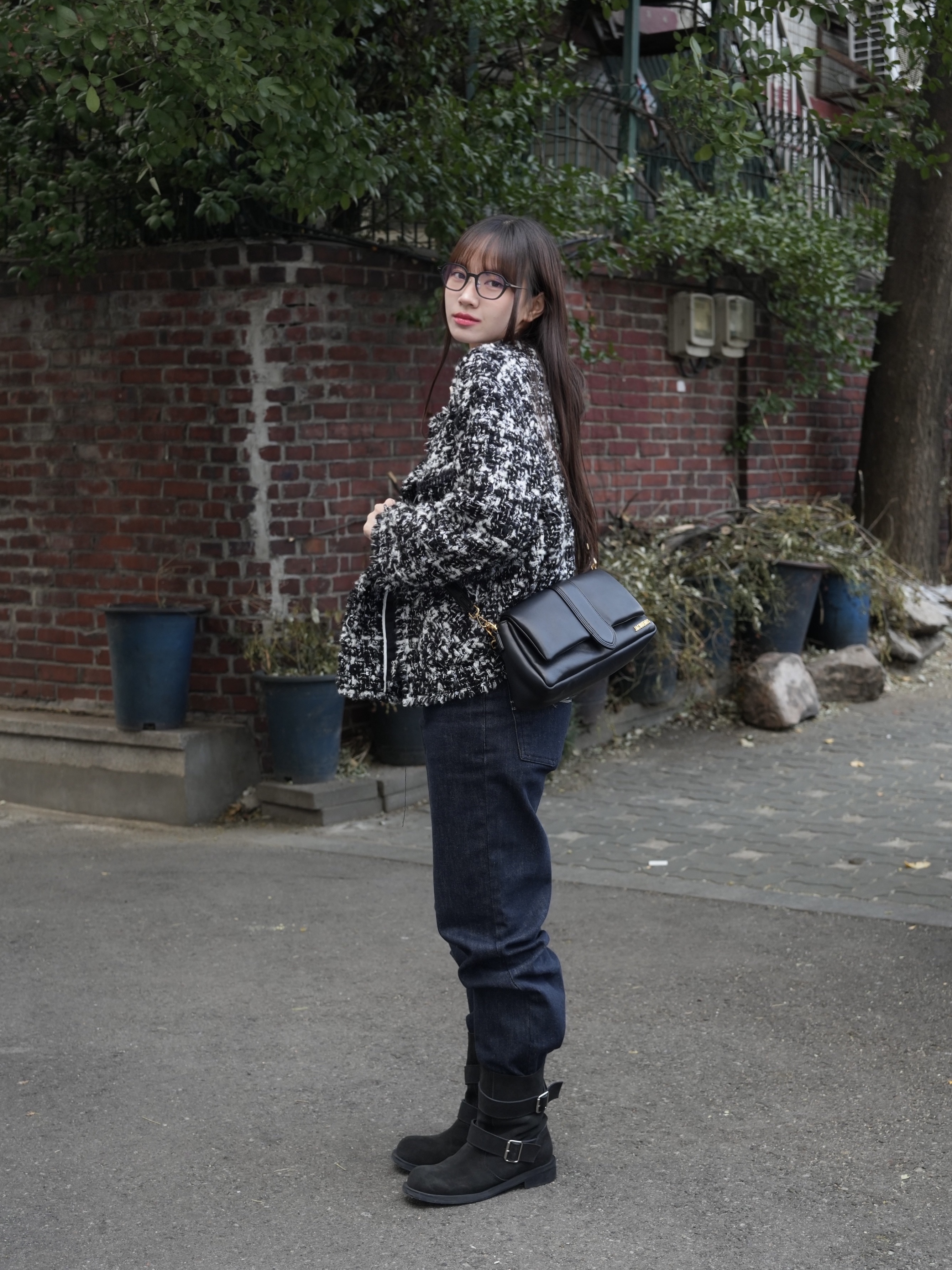 Jacquemus Le Bambimou Puffed Flap Bag Black 착용 스타일 - 1