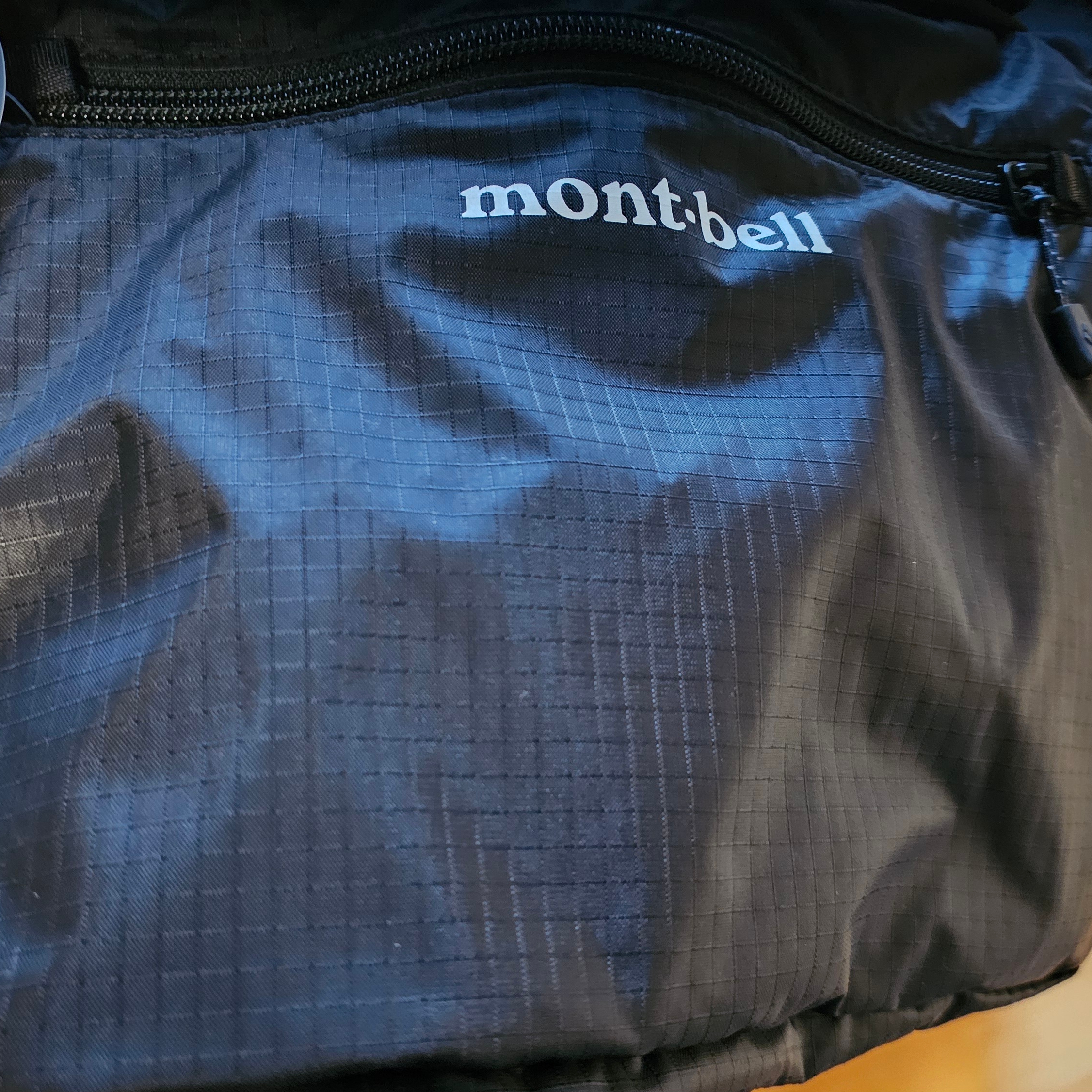 Montbell Pocketable Light Shoulder Bag Small Black 착용 스타일