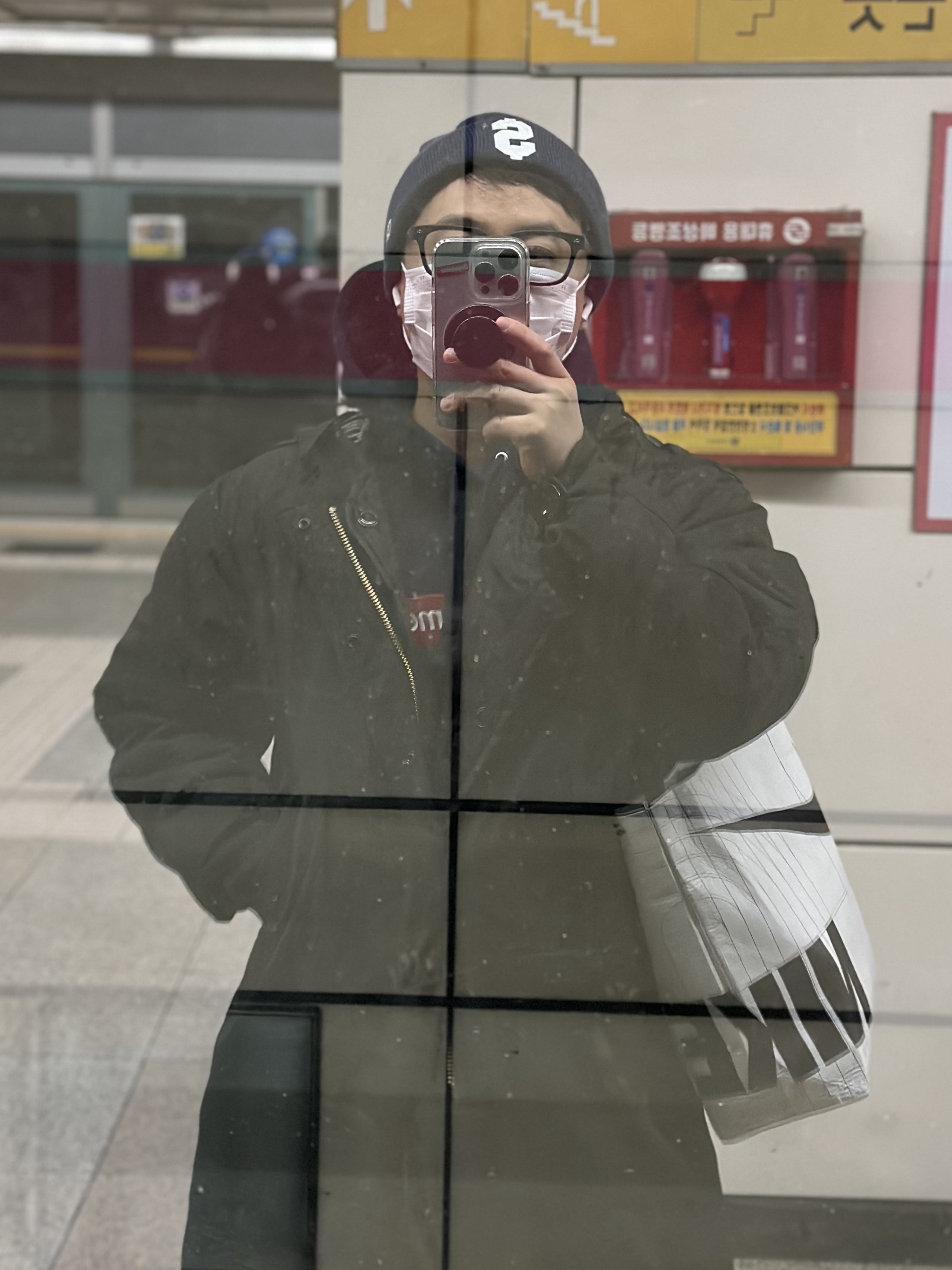 Supreme Box Logo Hooded Sweatshirt Navy - 24FW, Supreme New Era $ Beanie Navy - 24SS 착용 스타일