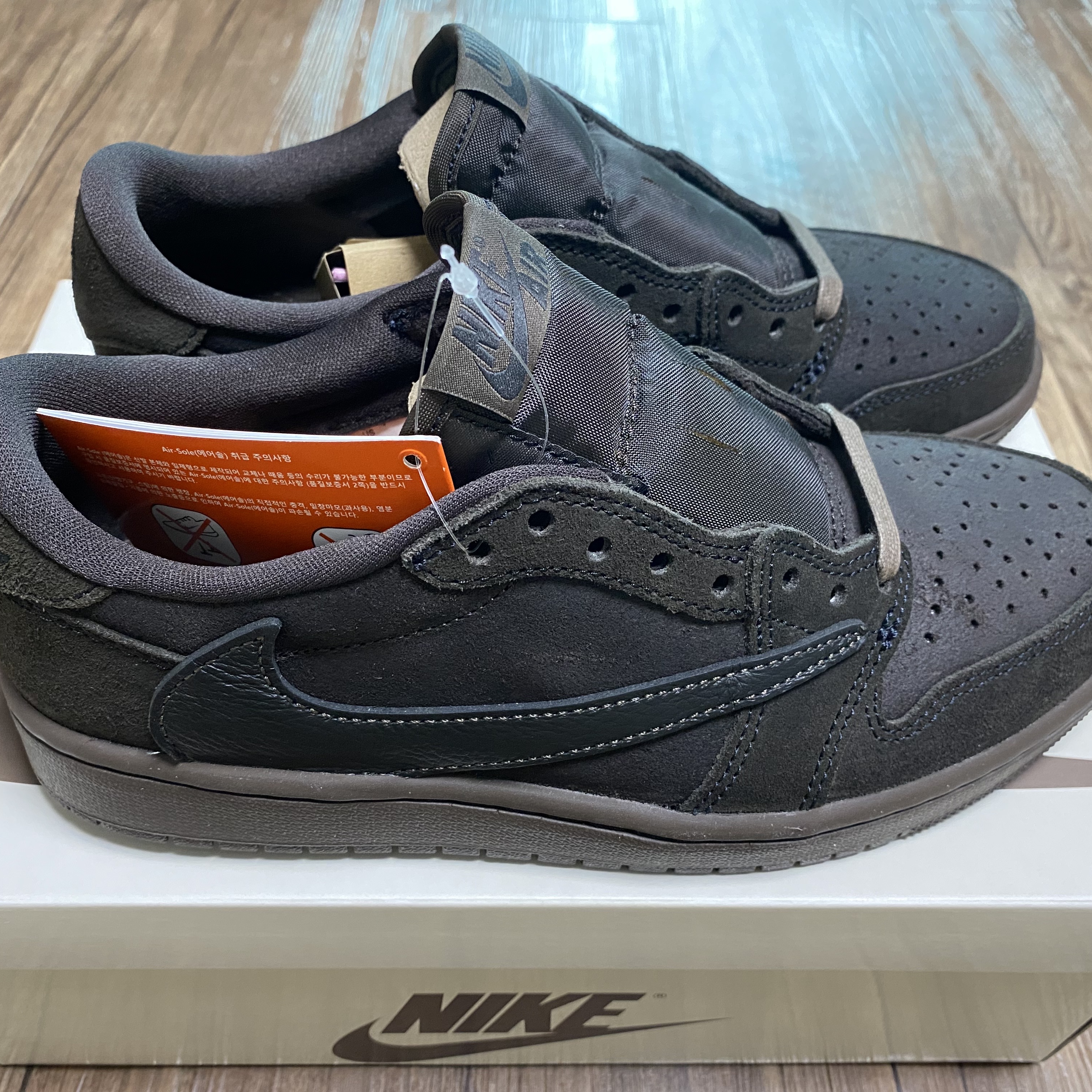 Jordan 1 x Travis Scott Retro Low OG SP Velvet Brown and Dark Mocha 착용 스타일 - 8