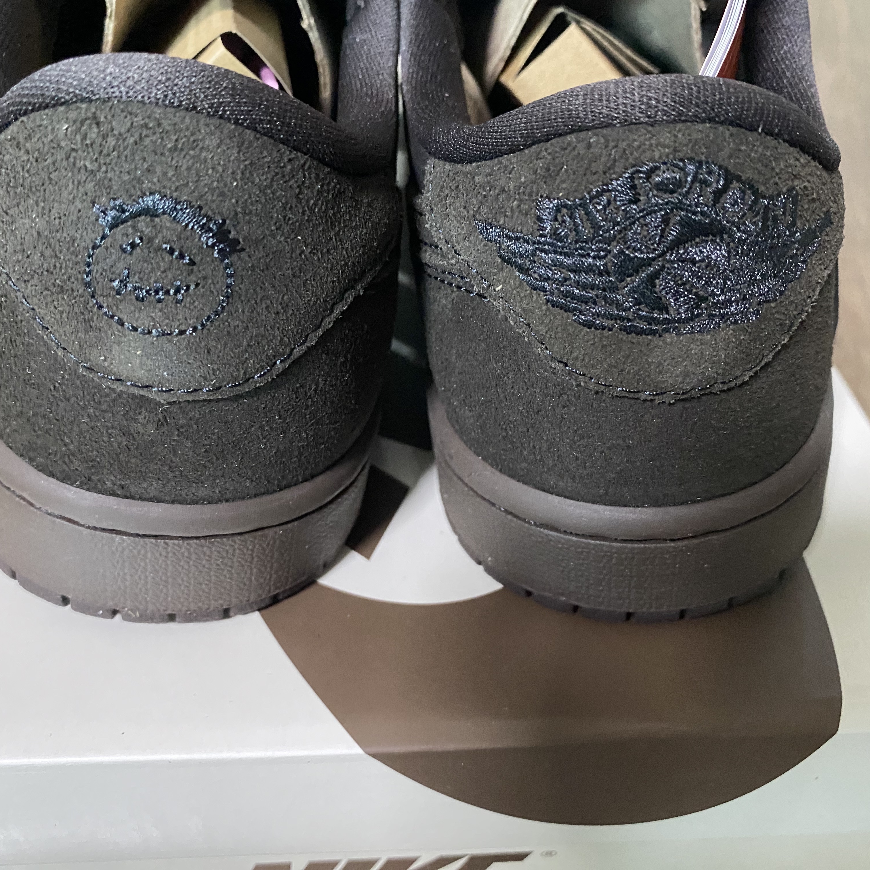 Jordan 1 x Travis Scott Retro Low OG SP Velvet Brown and Dark Mocha 착용 스타일 - 4