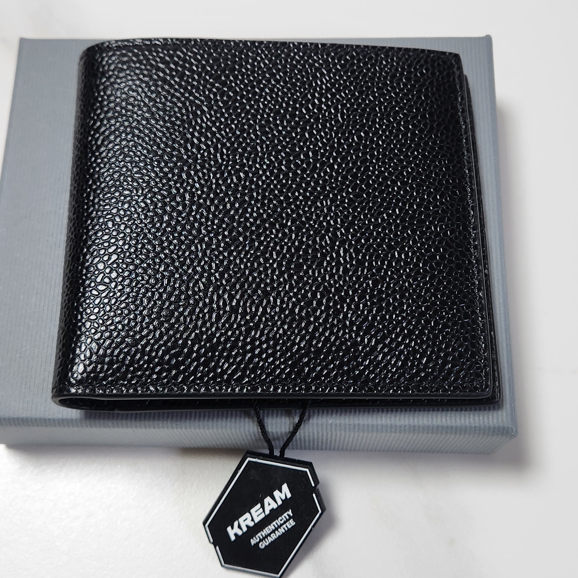 Thom Browne Pebble Grain Bill Fold Wallet Black 착용 스타일 - 2