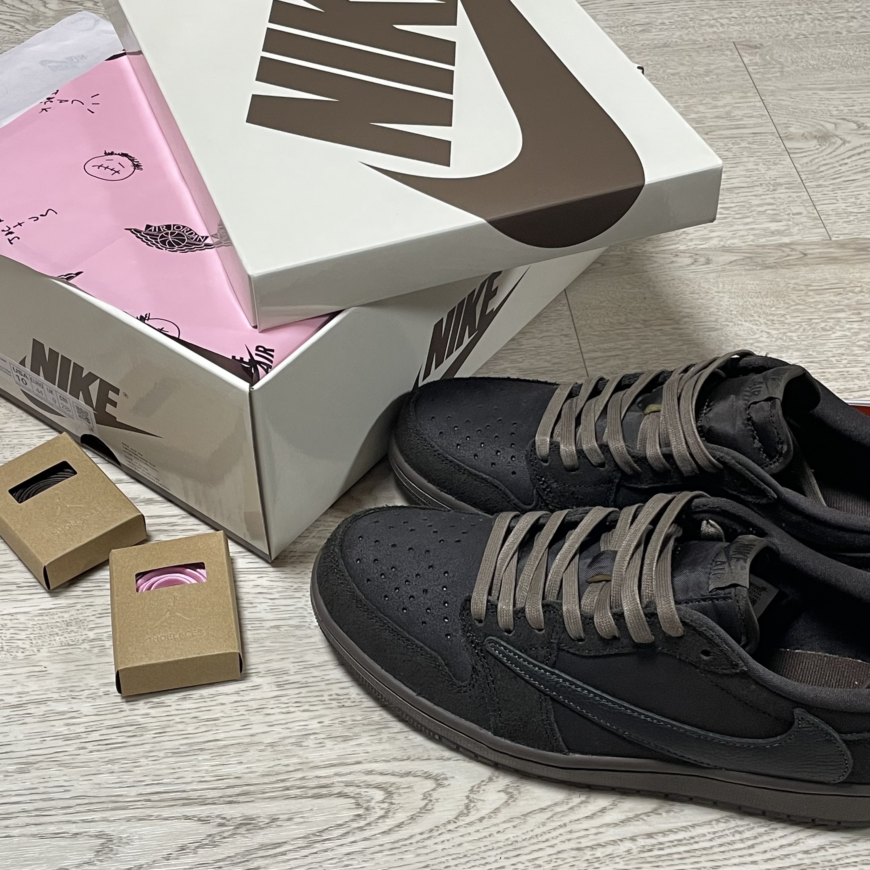 Jordan 1 x Travis Scott Retro Low OG SP Velvet Brown and Dark Mocha 착용 스타일 - 2
