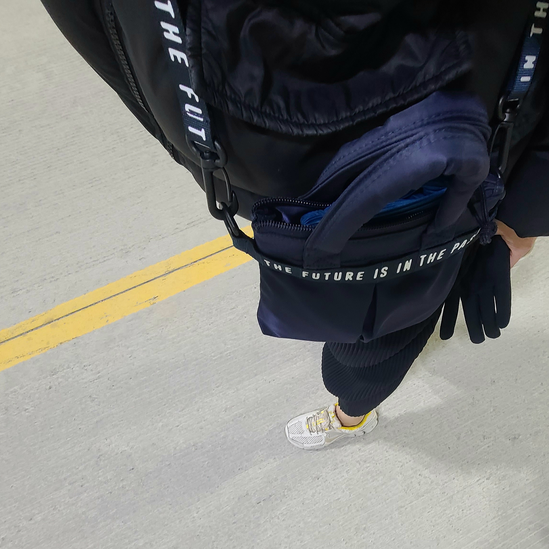 Human Made Mini Helmet Bag Navy 착용 스타일 - 1