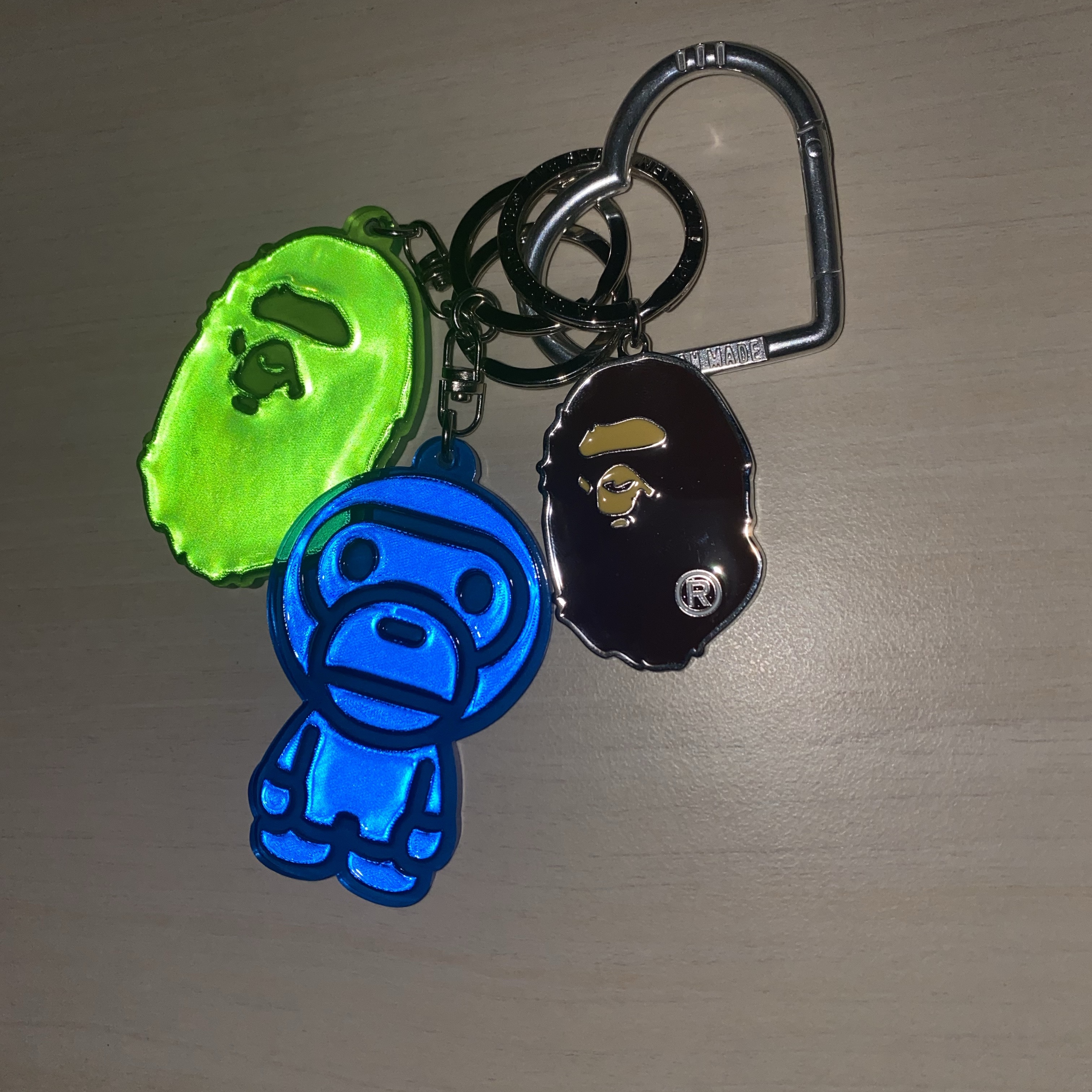 BAPE Ape Head Metal Keychain Brown, BAPE Baby Milo Reflective Keychain Blue 착용 스타일